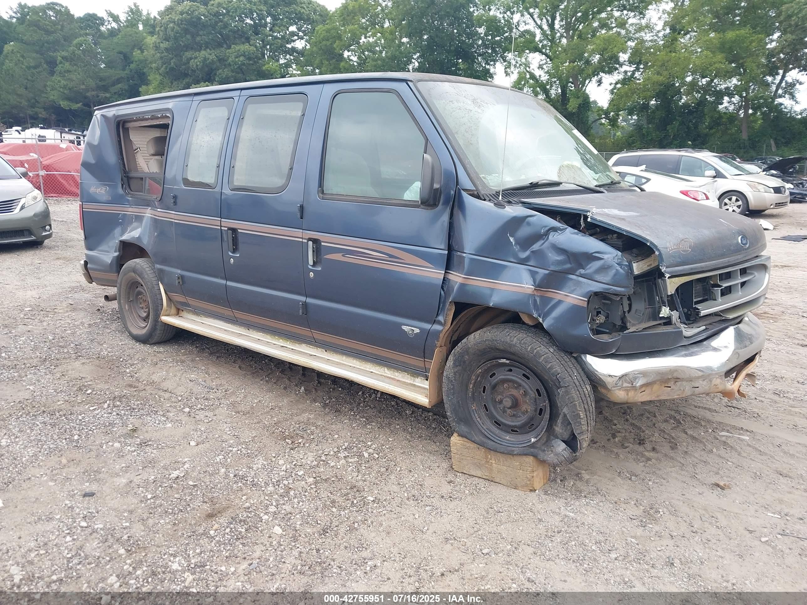 1998 Ford E-150, VIN 1FDRE1429WHB81518 — Перед
