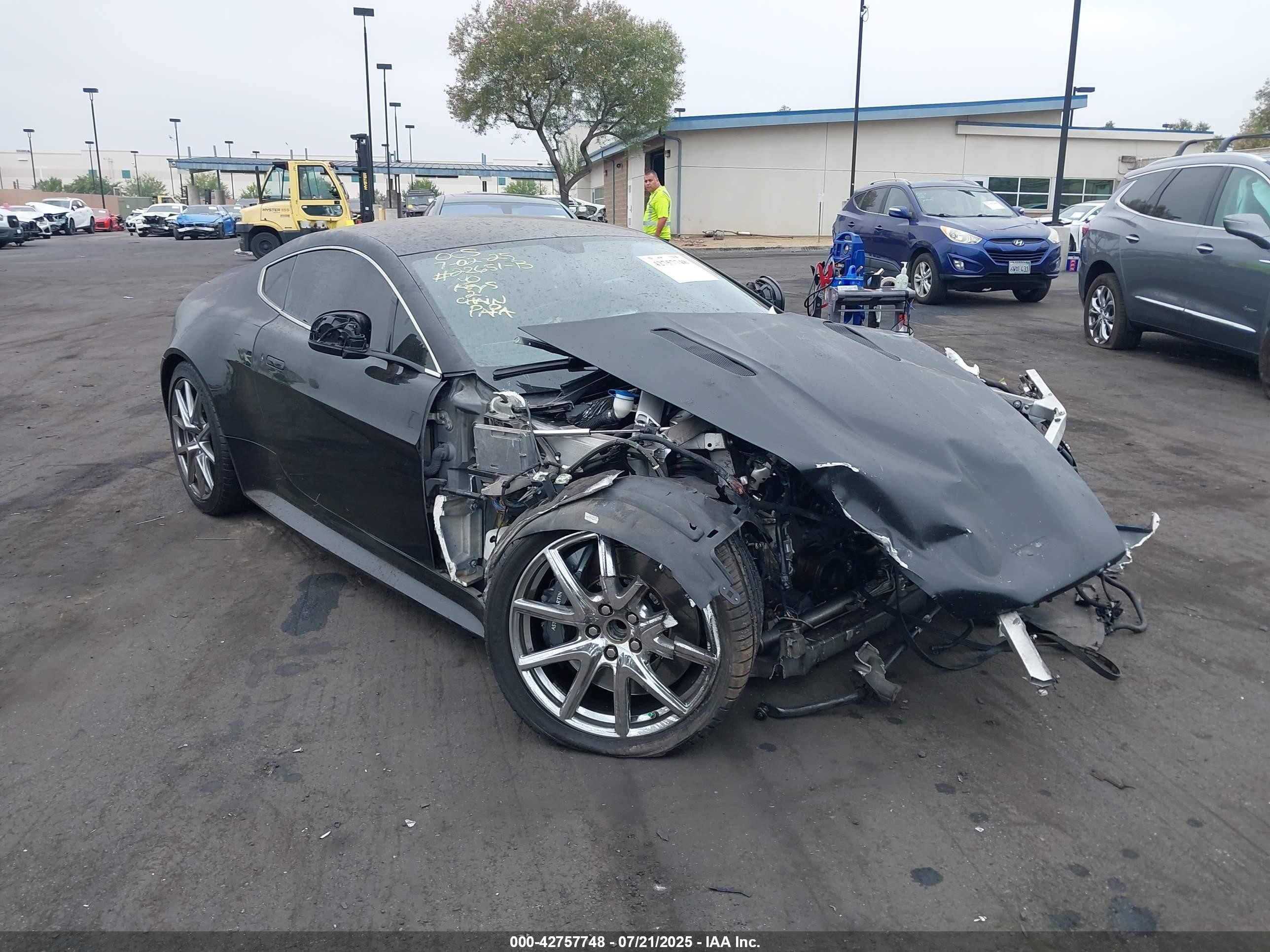 2014 Aston Martin Vantage, VIN SCFEKBDL2EGC17892 — Front end