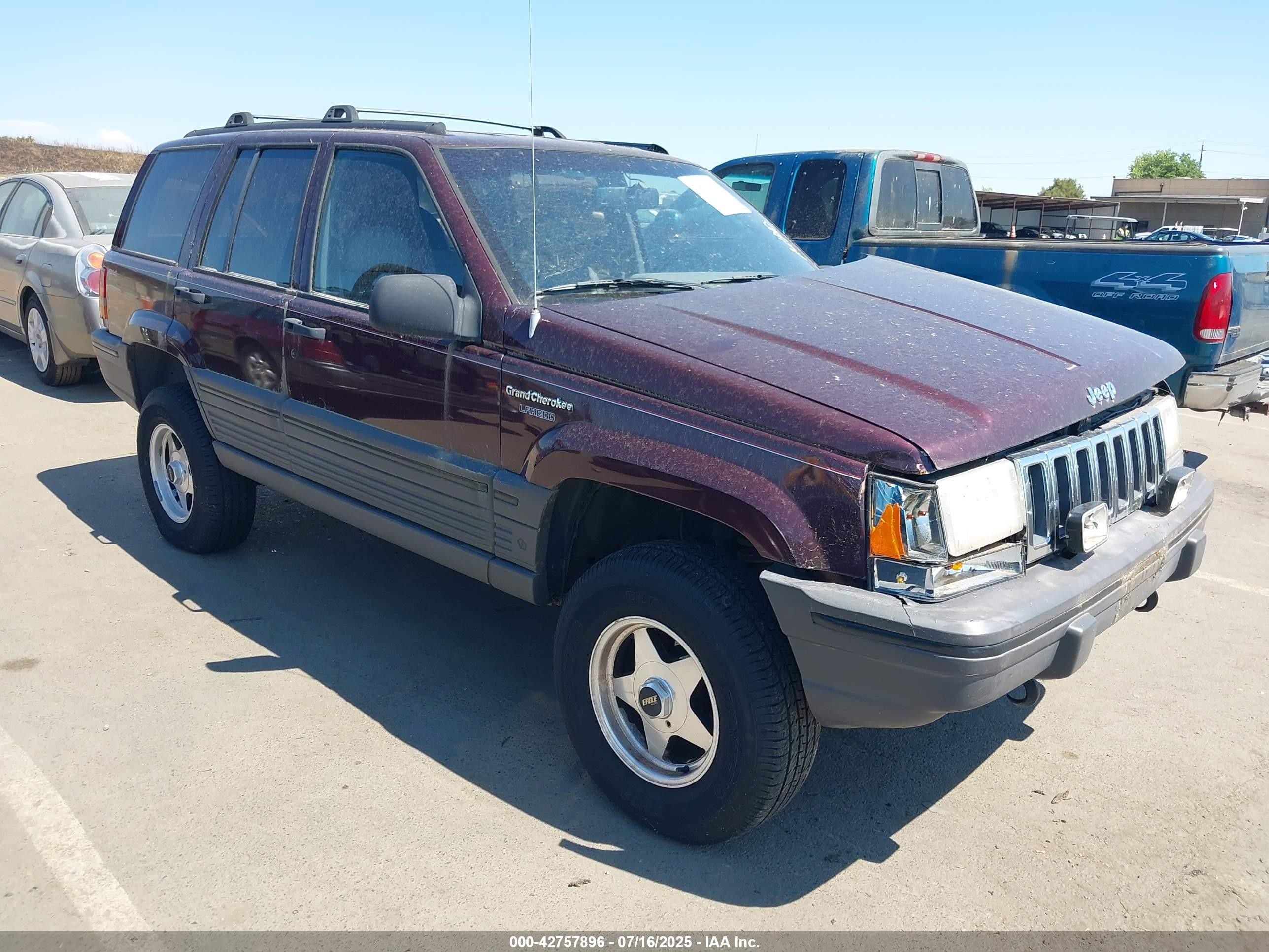 1994 Jeep Grand Cherokee Laredo, VIN 1J4GZ58Y8RC350719 — Front end