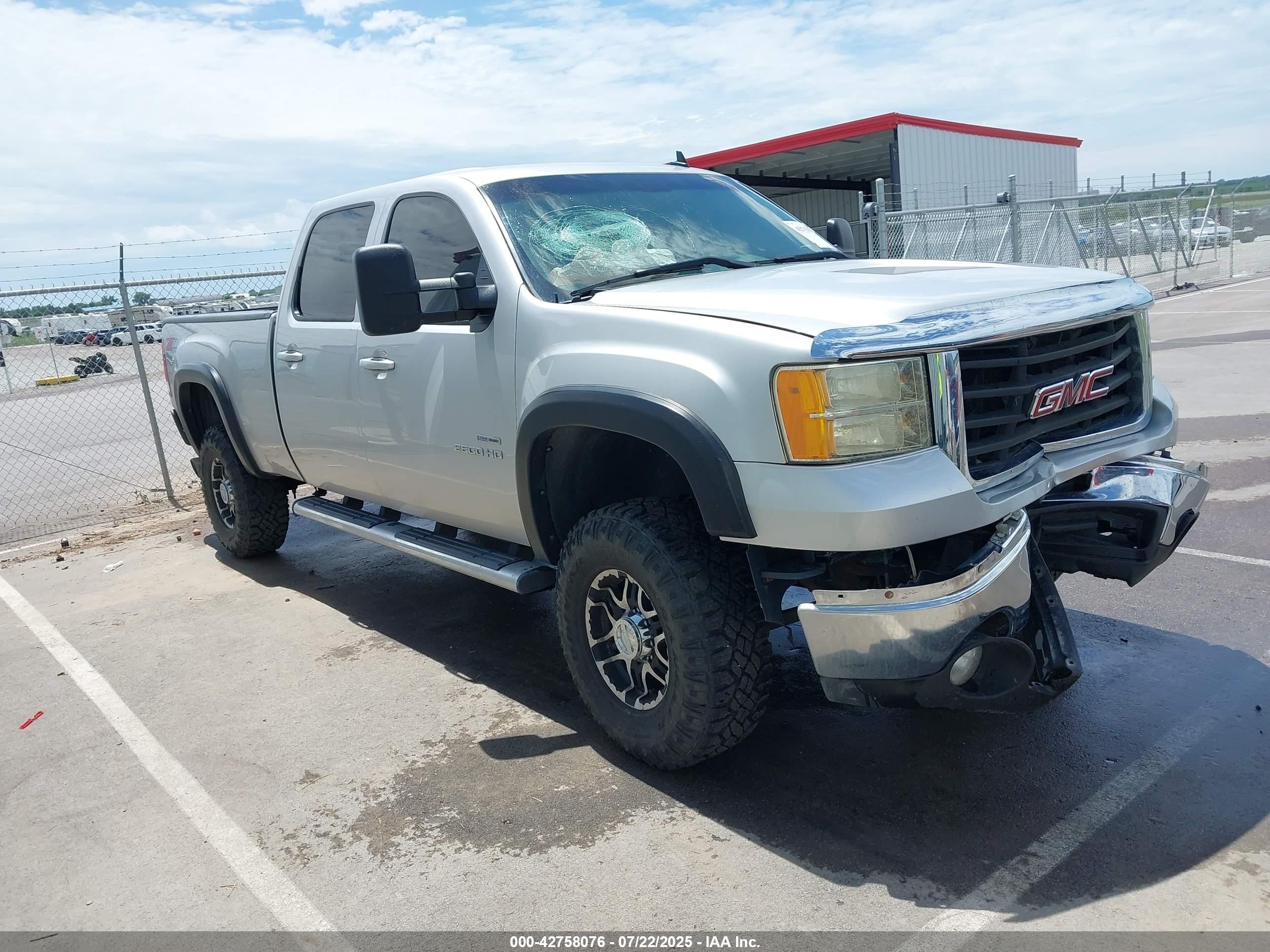2010 GMC Sierra 2500HD SLT, VIN 1GT4K1B68AF118301 — Front end