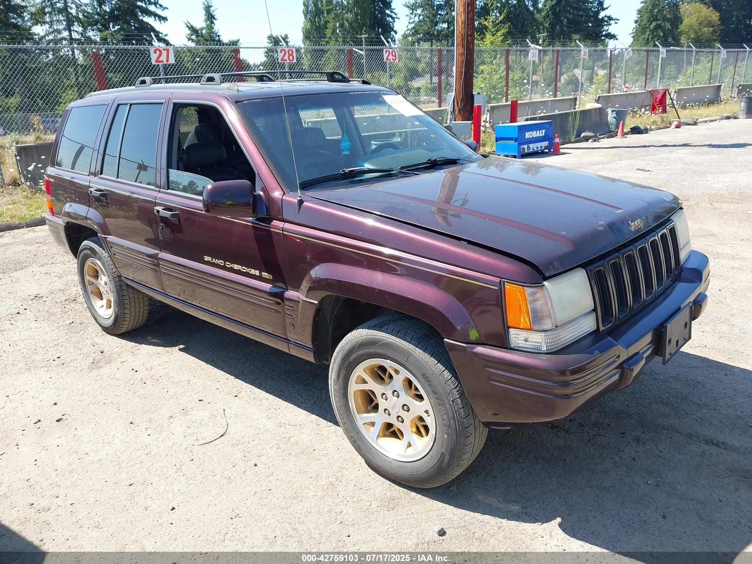 1996 Jeep Grand Cherokee Limited, VIN 1J4GZ78S8TC320179 — Side