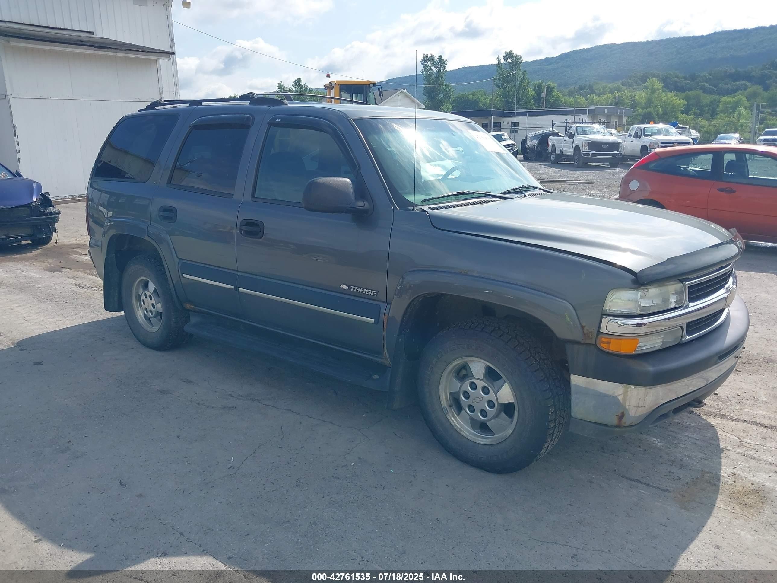 2002 Chevrolet Tahoe LS, VIN 1GNEK13Z82R260197 — Front end