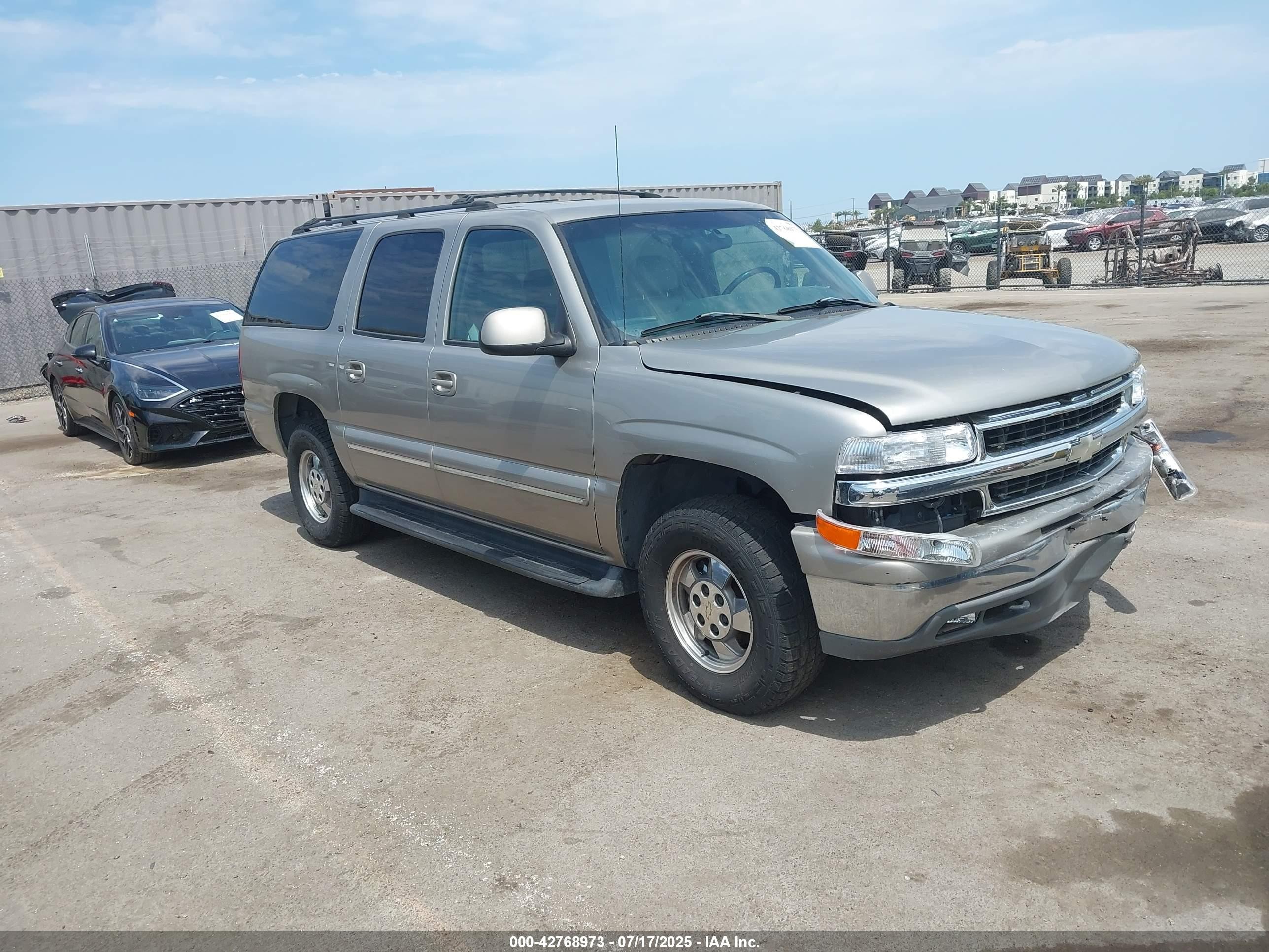 2001 Chevrolet Suburban LS, VIN 3GNEC16T81G166386 — Front end