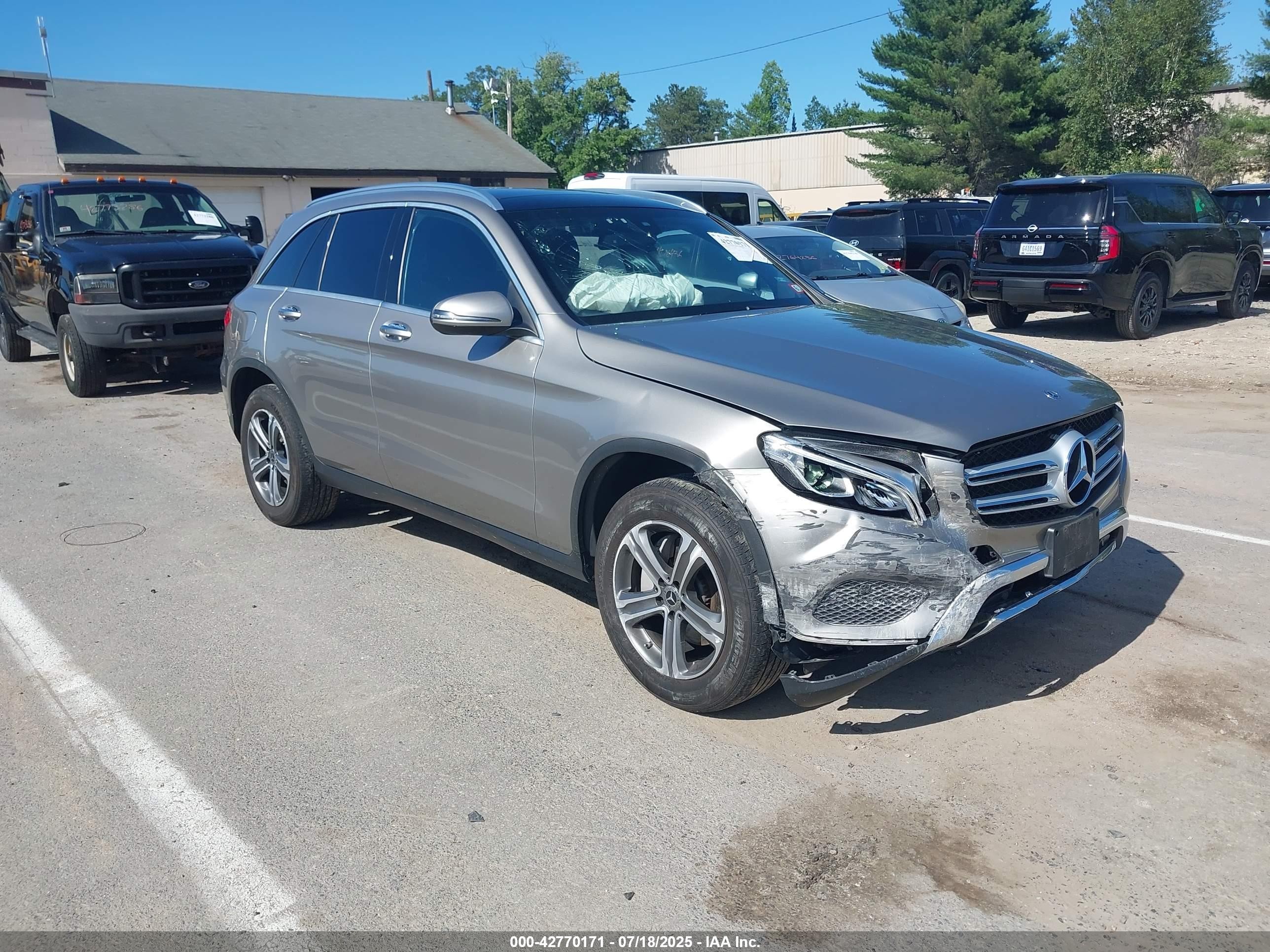 2019 Mercedes-Benz GLC 300, VIN WDC0G4KB8KV163867 — Front end