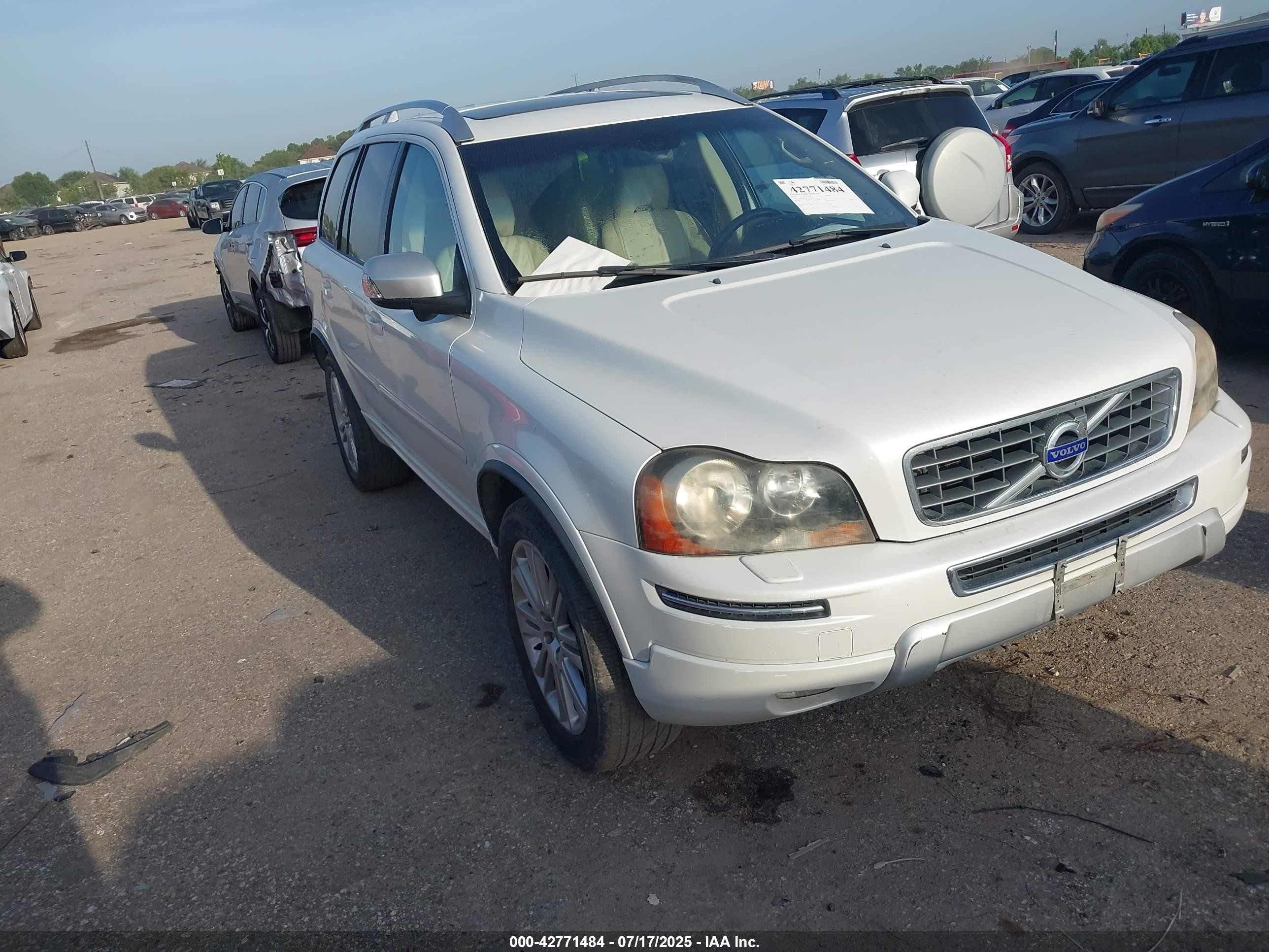 2014 Volvo XC90, VIN YV4952CY6E1703087 — Frame damage