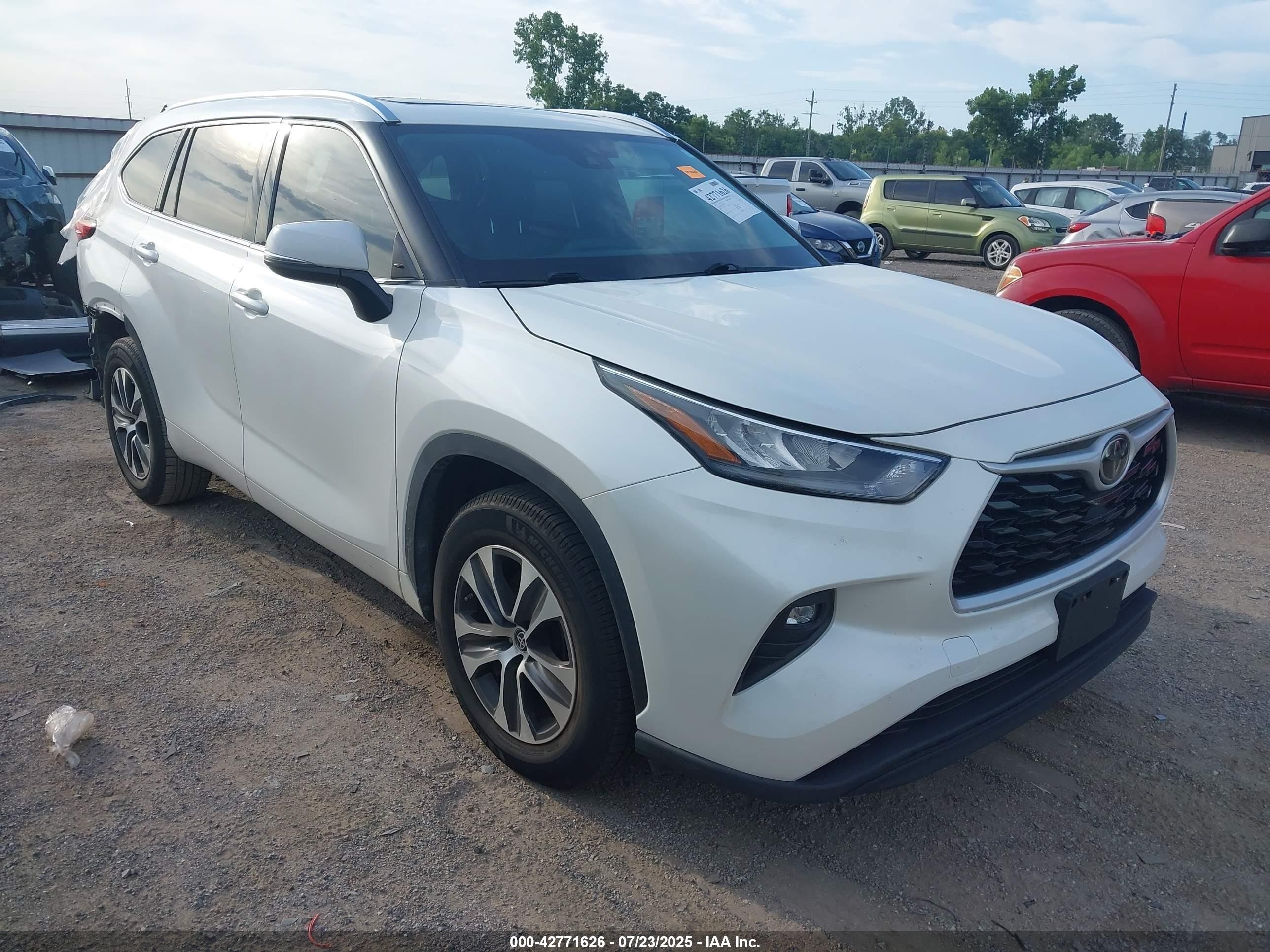 2020 Toyota Highlander XLE, VIN 5TDGZRAH7LS021877 — Rear end