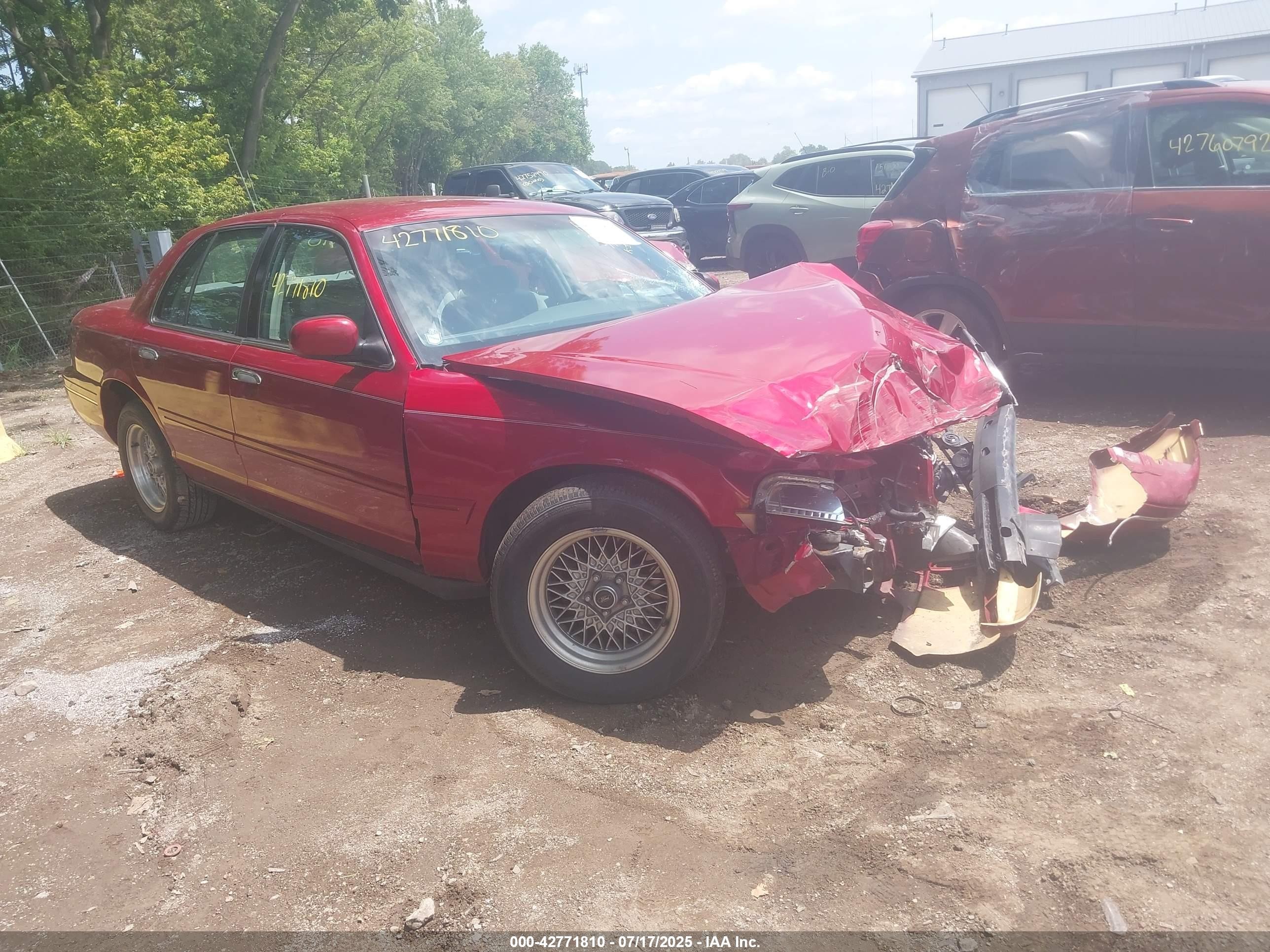 1998 Ford Crown Victoria LX, VIN 2FAFP74W5WX110748 — Front end