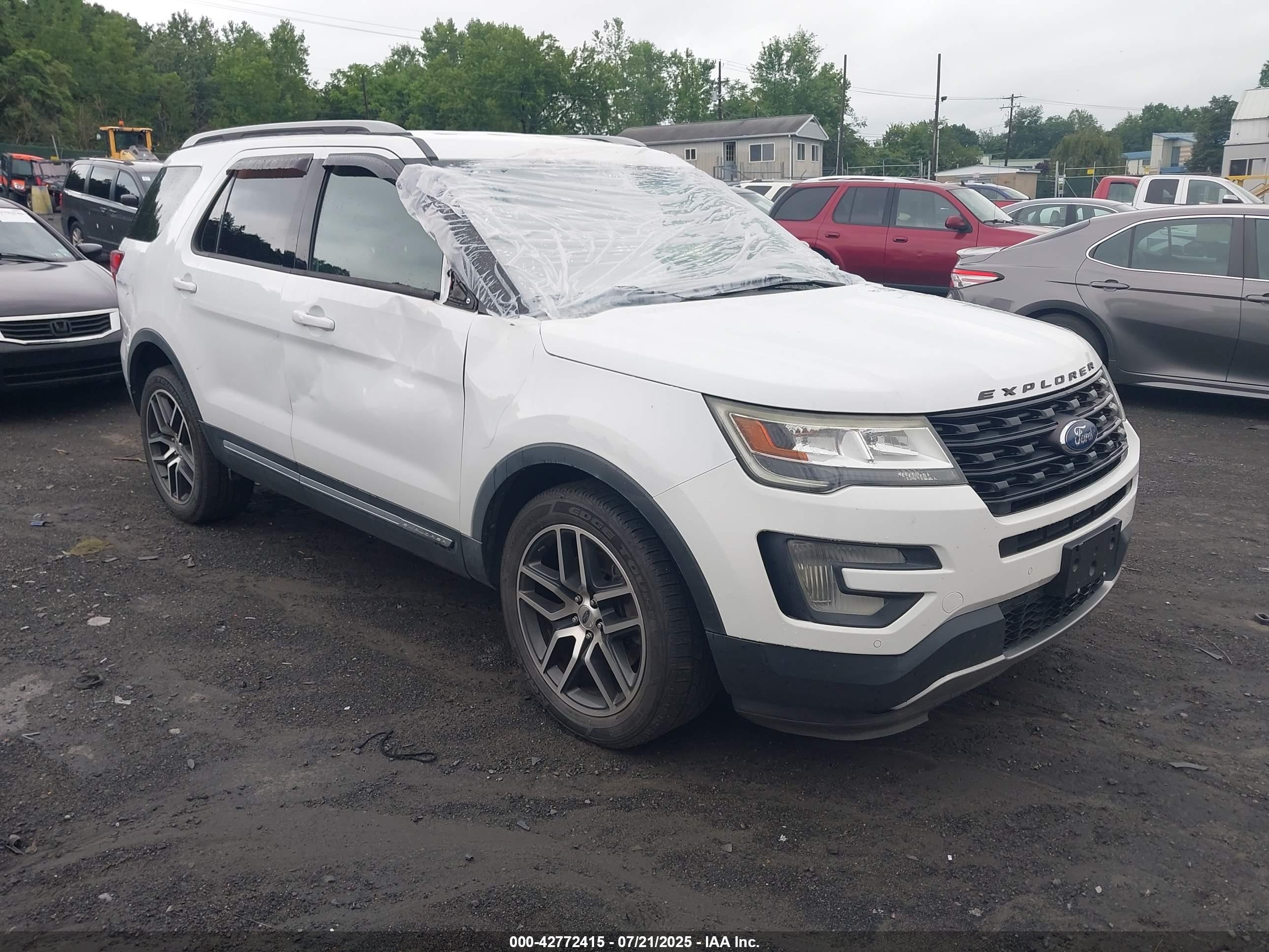 2017 Ford Explorer XLT, VIN 1FM5K8DH1HGB42919 — Side