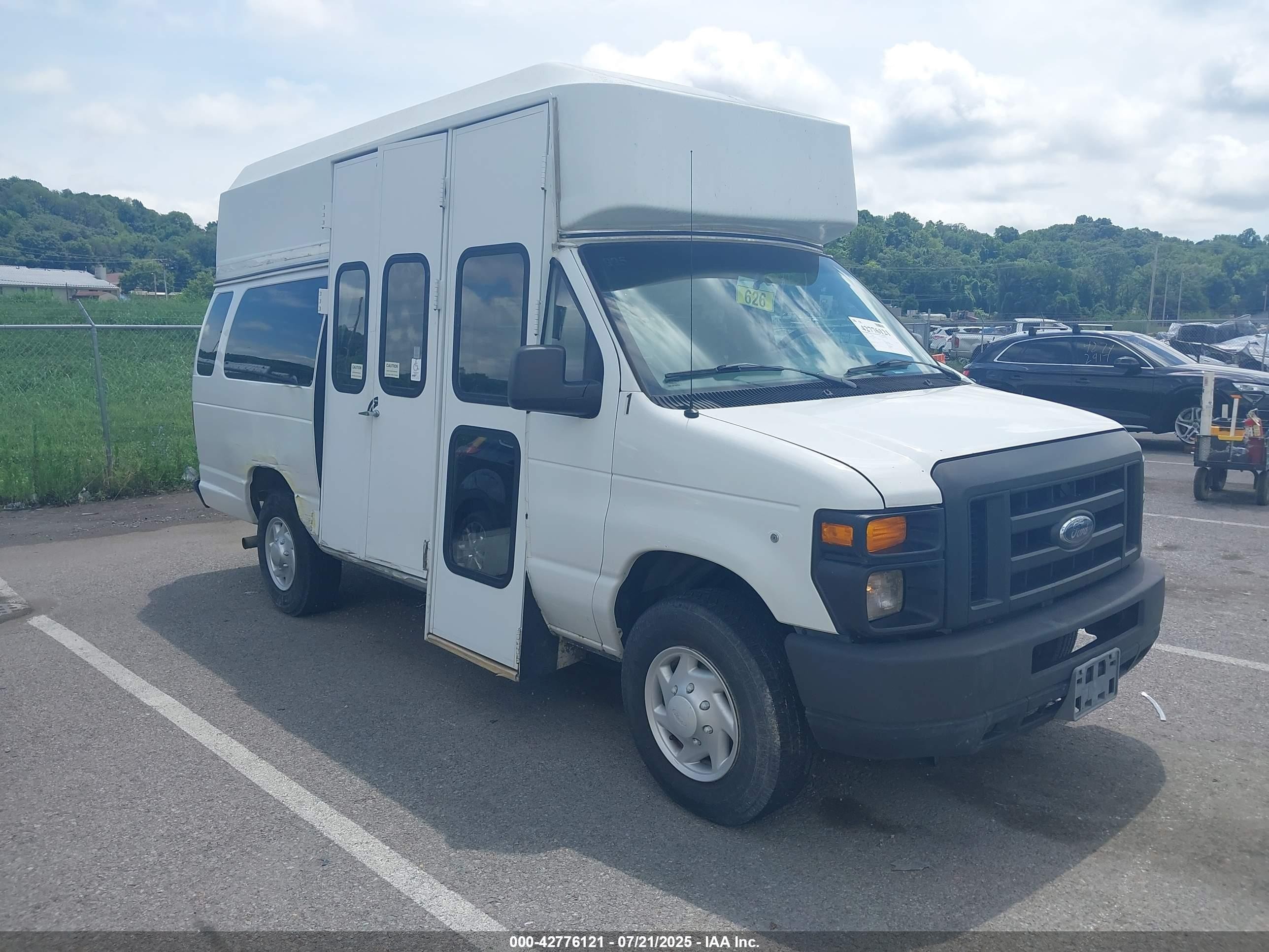2008 Ford E-350, VIN 1FT2S34L58DB44995 — Зад