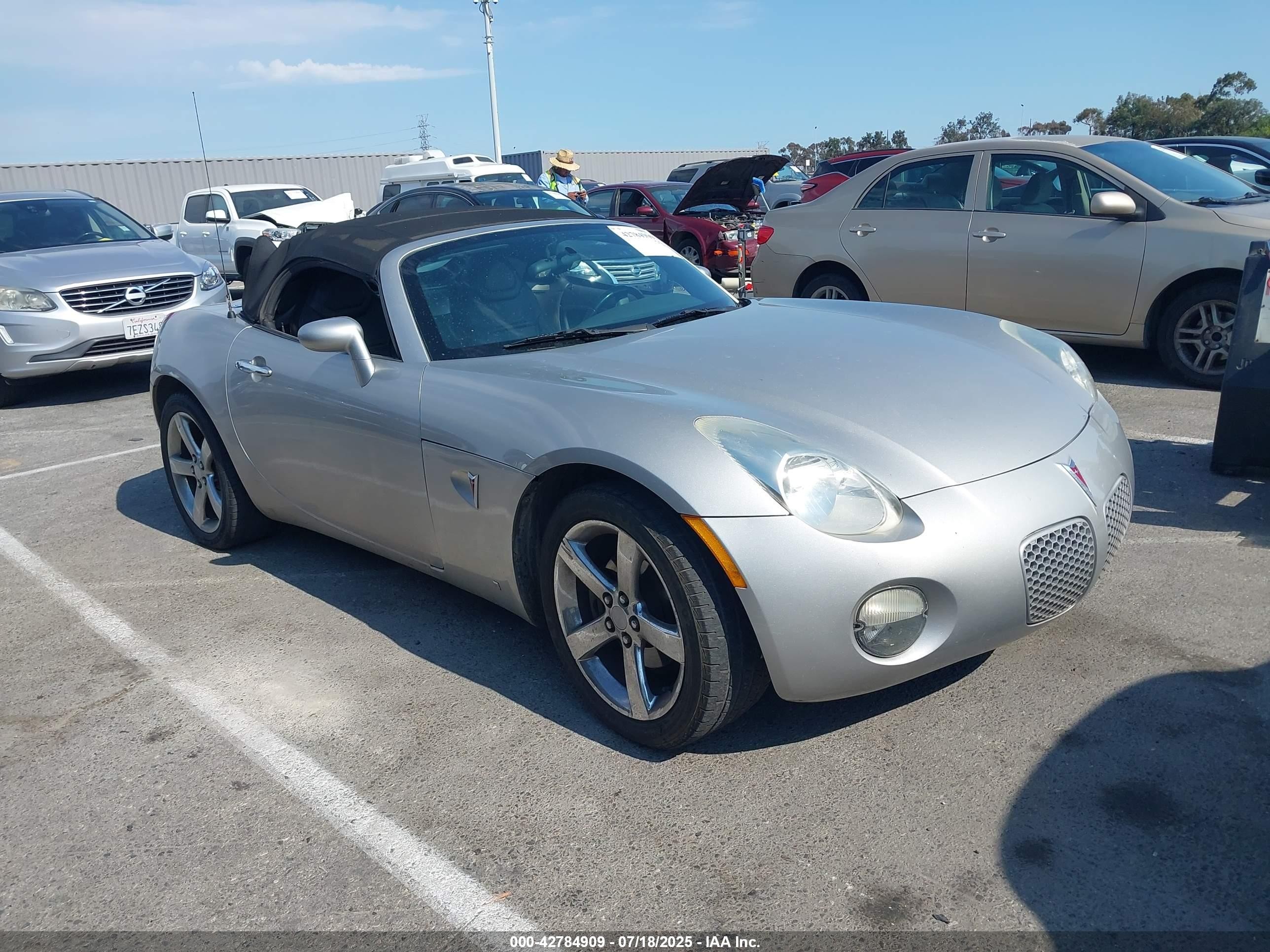 2006 Pontiac Solstice, VIN 1G2MB33B86Y106947 — Side