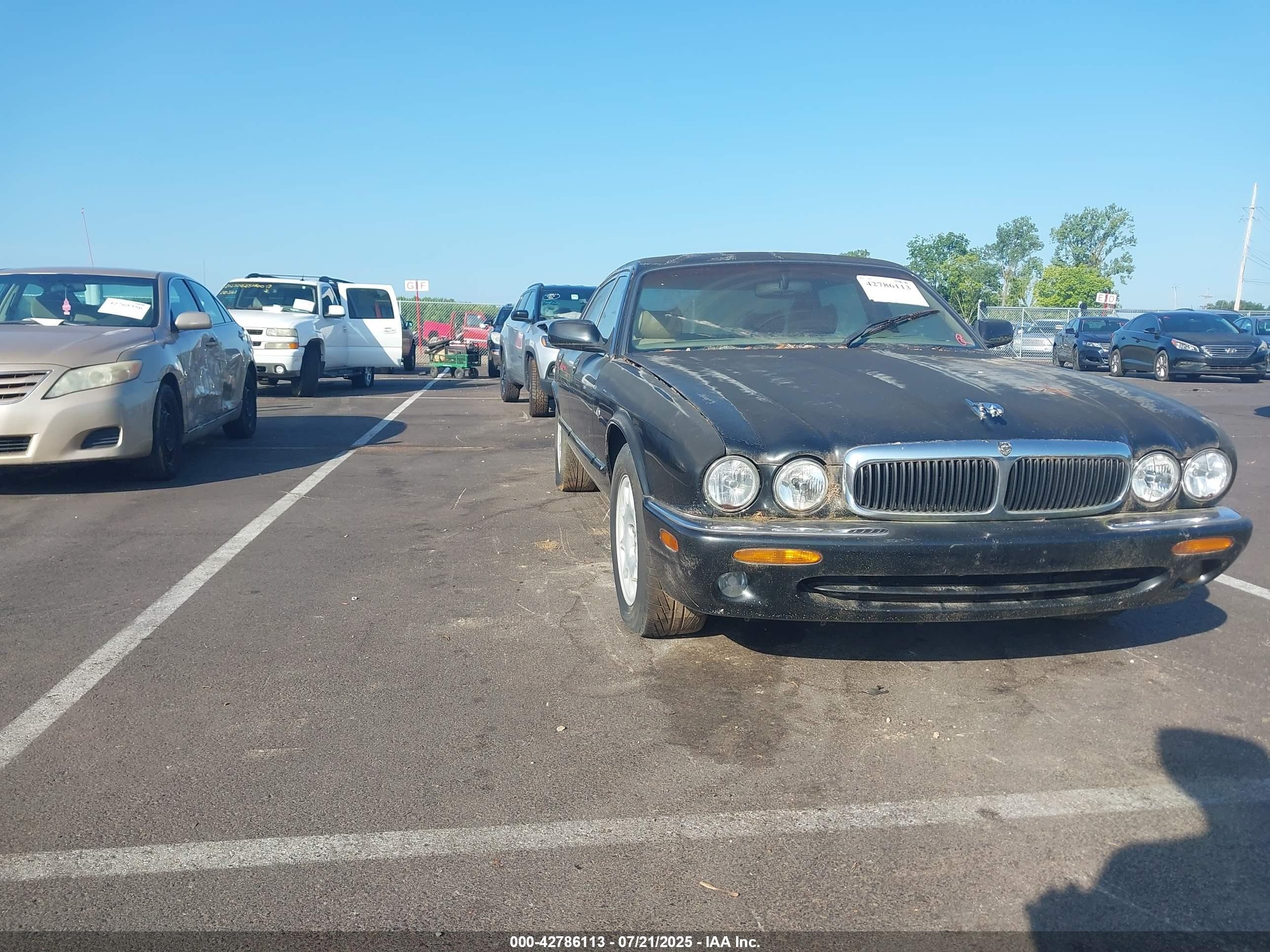 1999 Jaguar XJ, VIN SAJHX6044XC861552 — Rear end