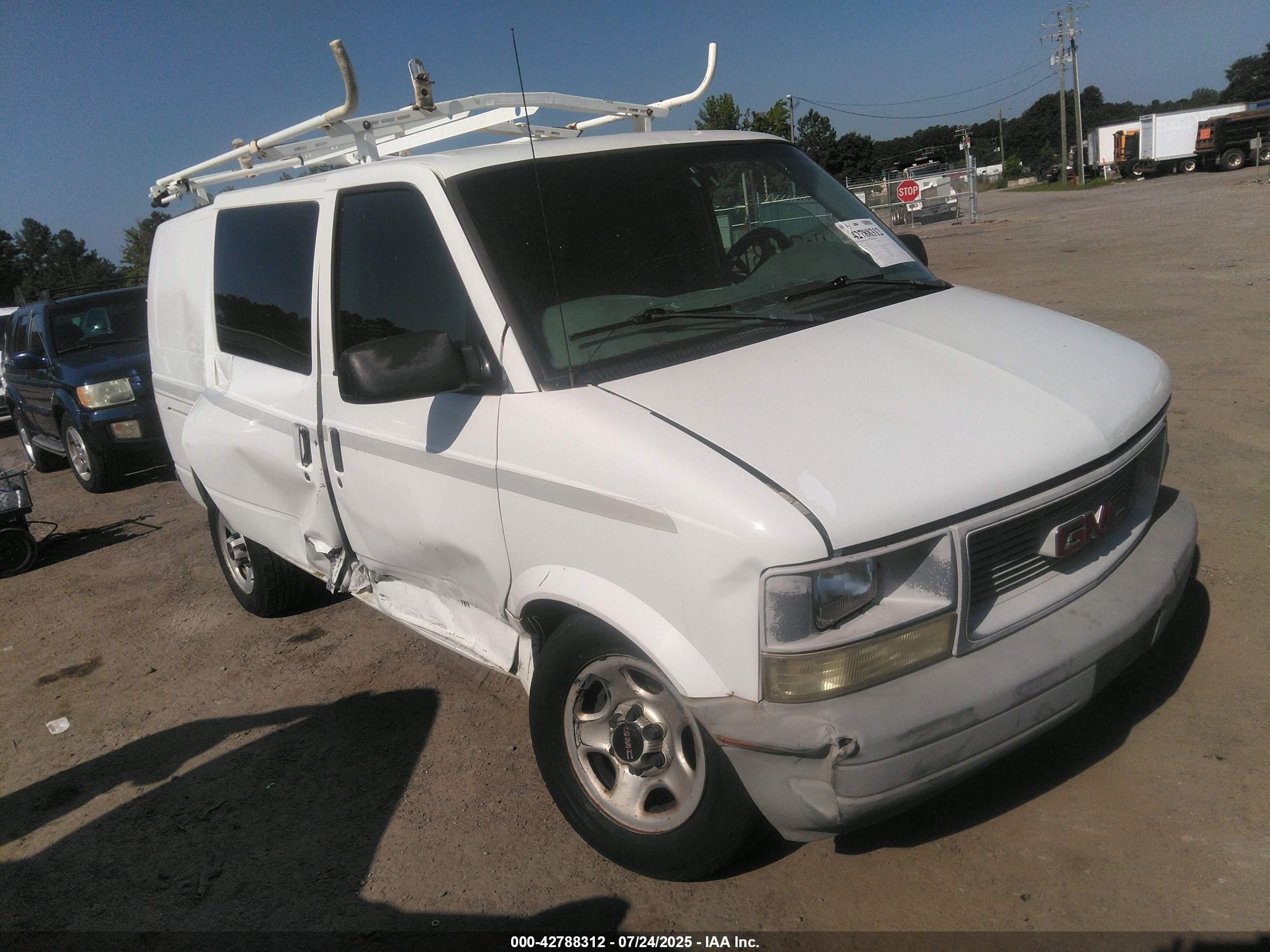 2004 GMC Safari Cargo, VIN 1GTDM19X14B505275 — Side