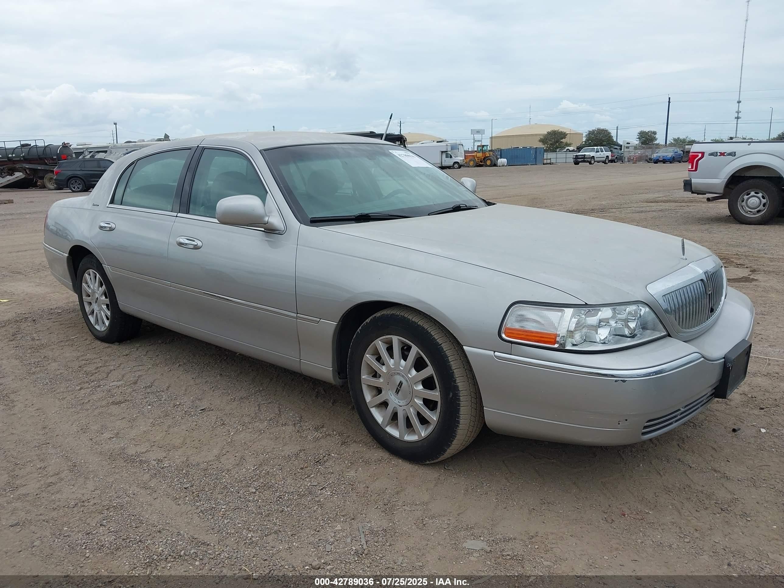 2007 Lincoln Town Car Signature, VIN 1LNHM81V67Y617023 — Фото с аукциона