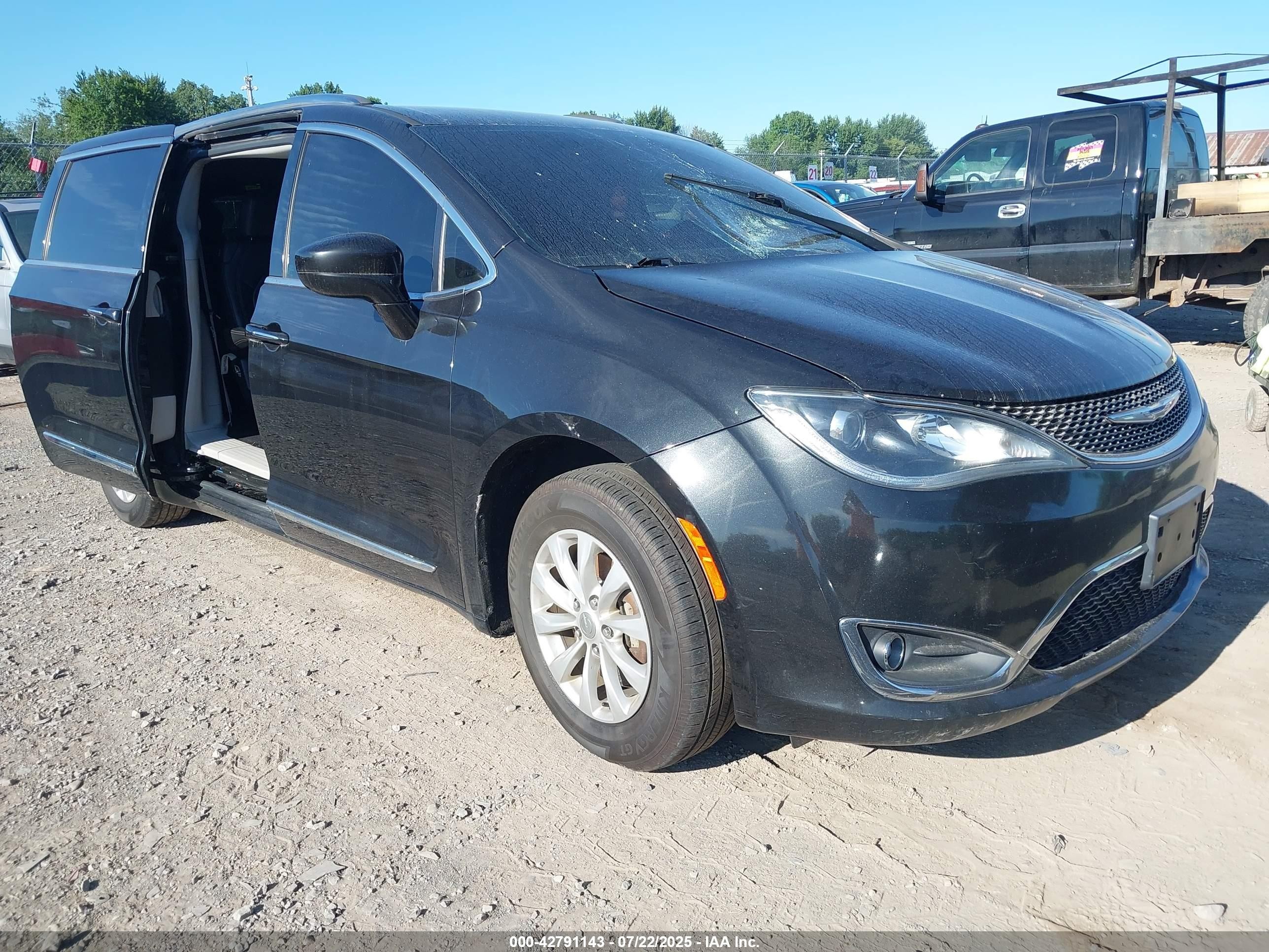 2018 Chrysler Pacifica Touring L, VIN 2C4RC1BG3JR171105 — Vandalism