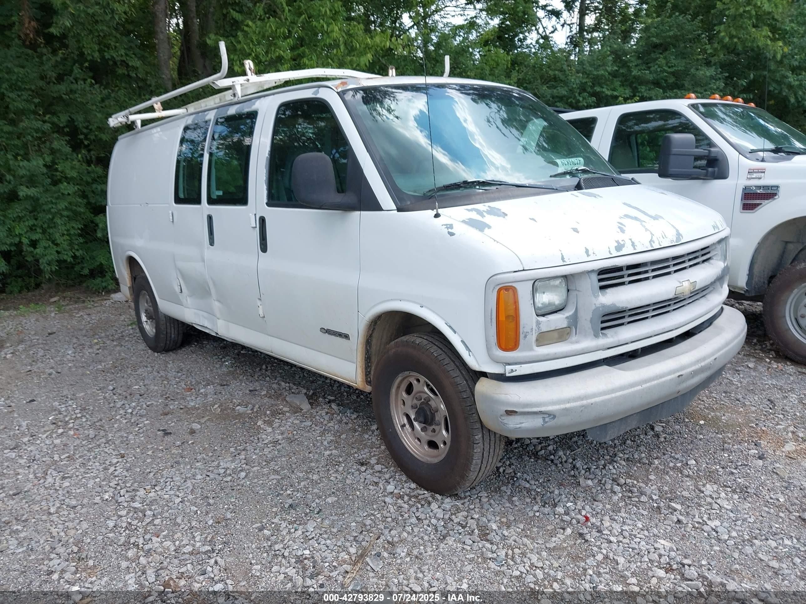 2000 Chevrolet Express, VIN 1GCHG39R0Y1160483 — Rear end