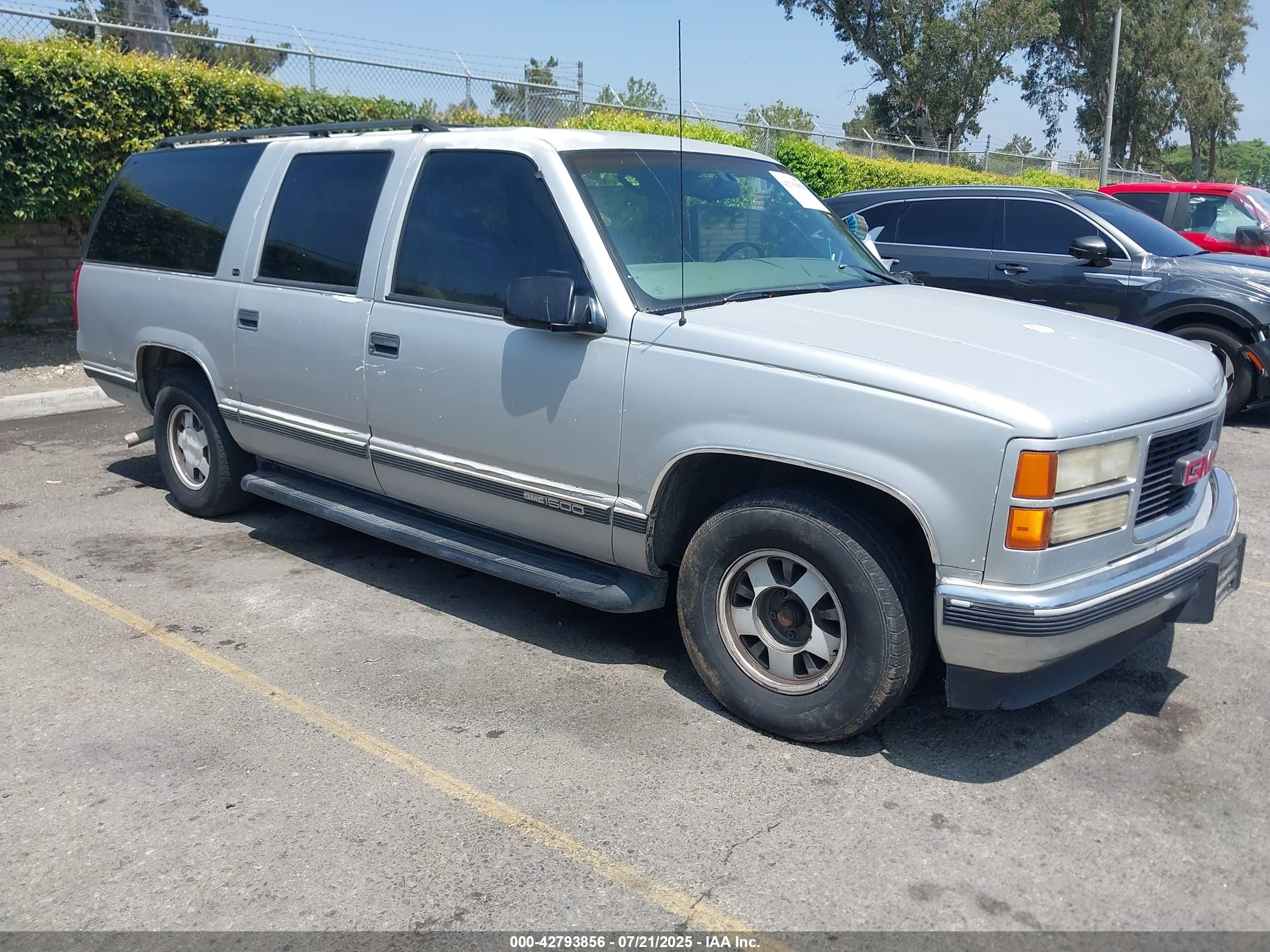 1998 GMC Suburban, VIN 3GKEC16R6WG504201 — Side