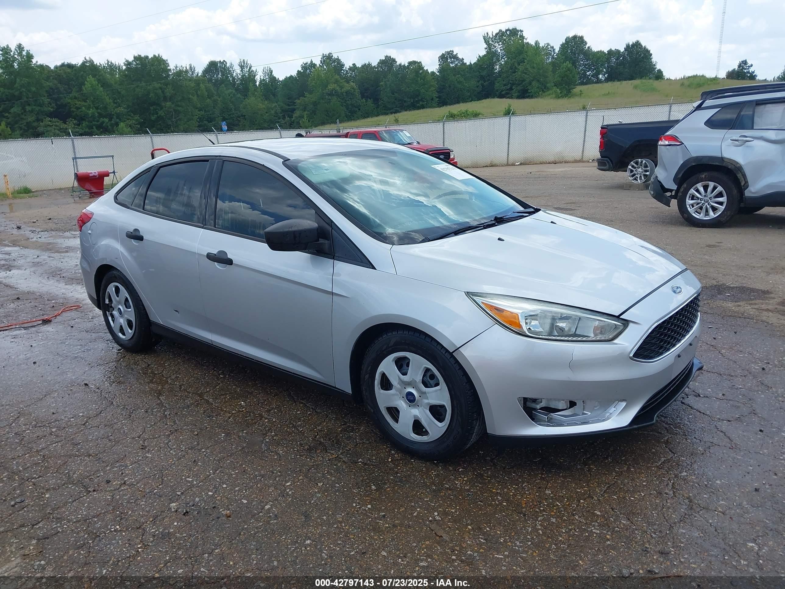 2015 Ford Focus S, VIN 1FADP3E29FL219707 — Auction photo
