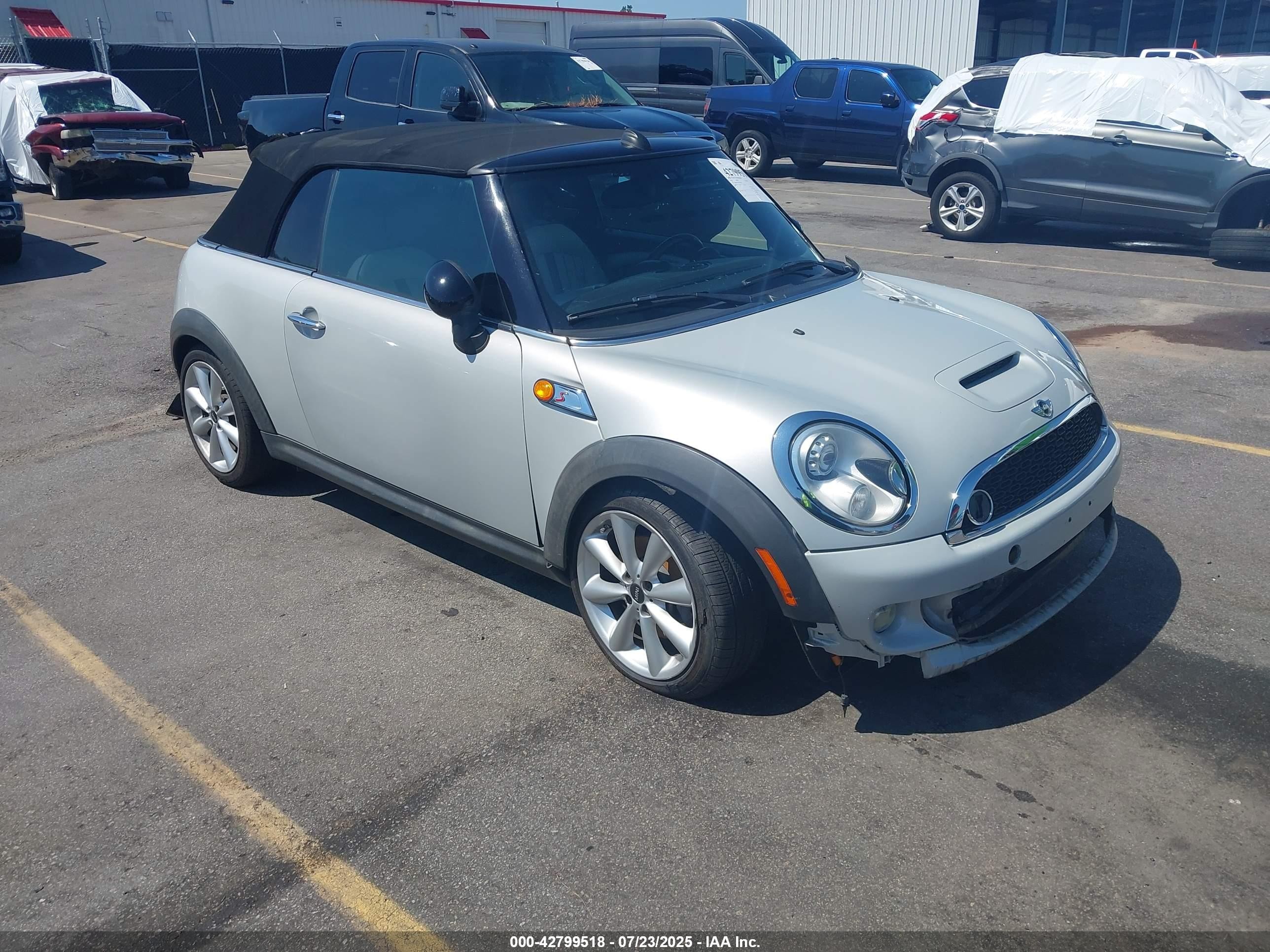 2014 MINI Convertible S, VIN WMWZP3C58ET298621 — Перед