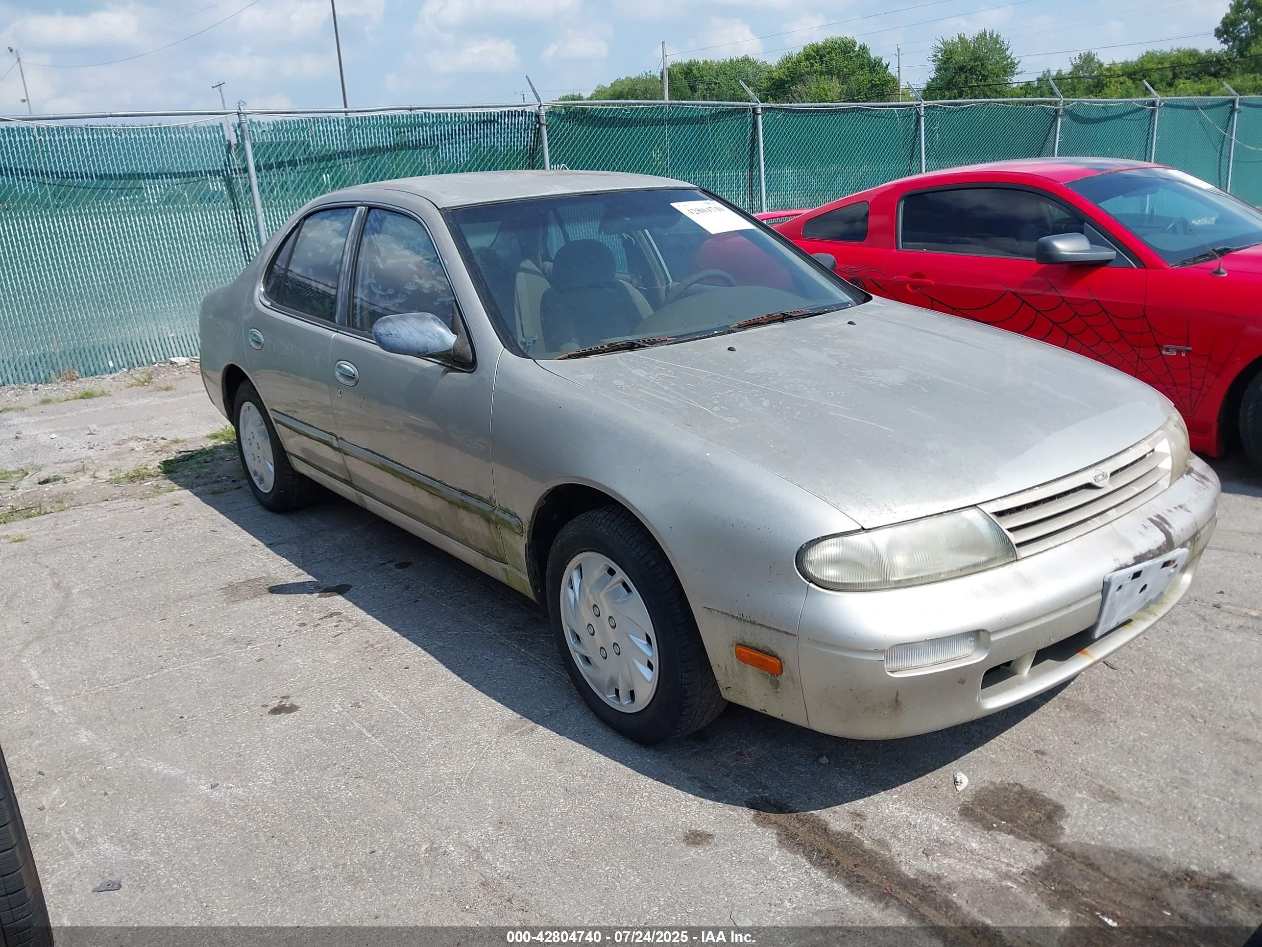 1996 Nissan Altima XE, VIN 1N4BU31D0TC138761 — Normal wear