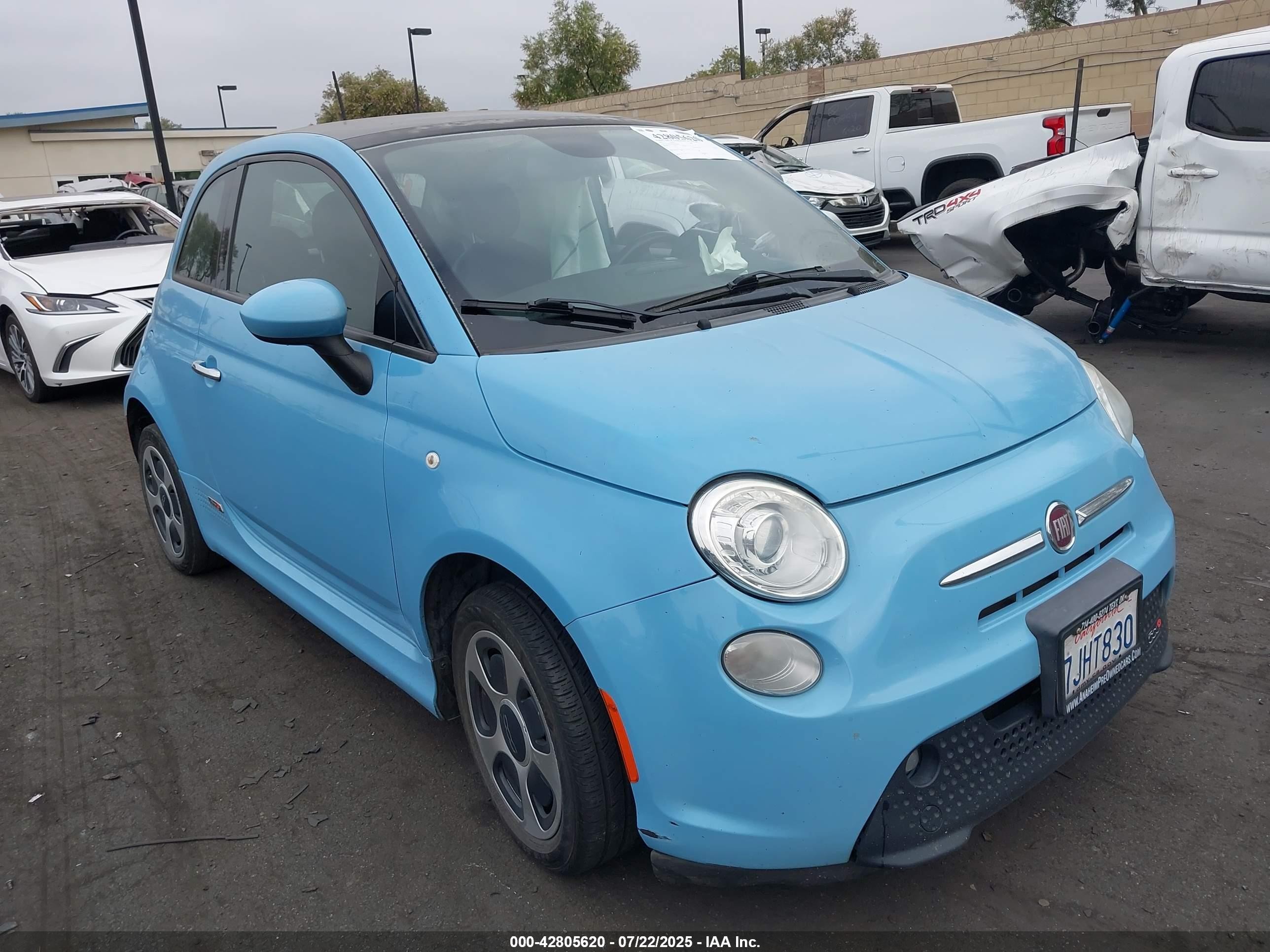 2015 FIAT 500e, VIN 3C3CFFGE2FT603399 — Side