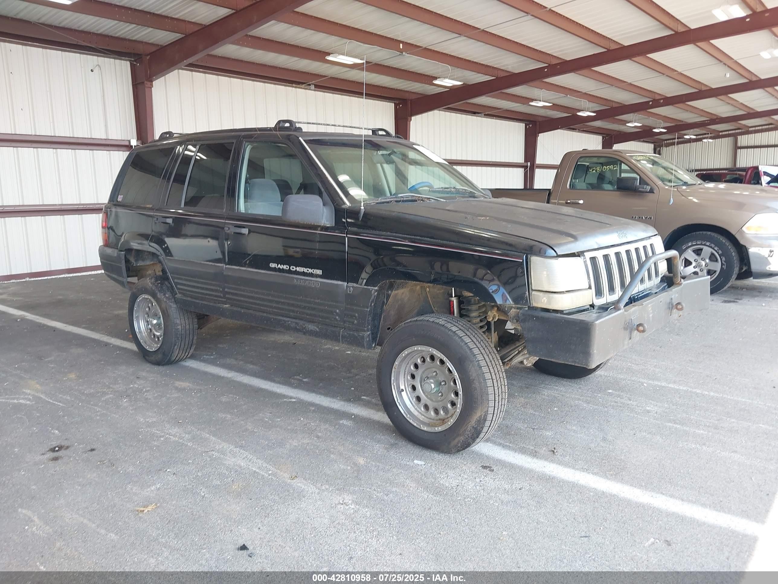 1996 Jeep Grand Cherokee Laredo, VIN 1J4GZ58S5TC332360 — Front end