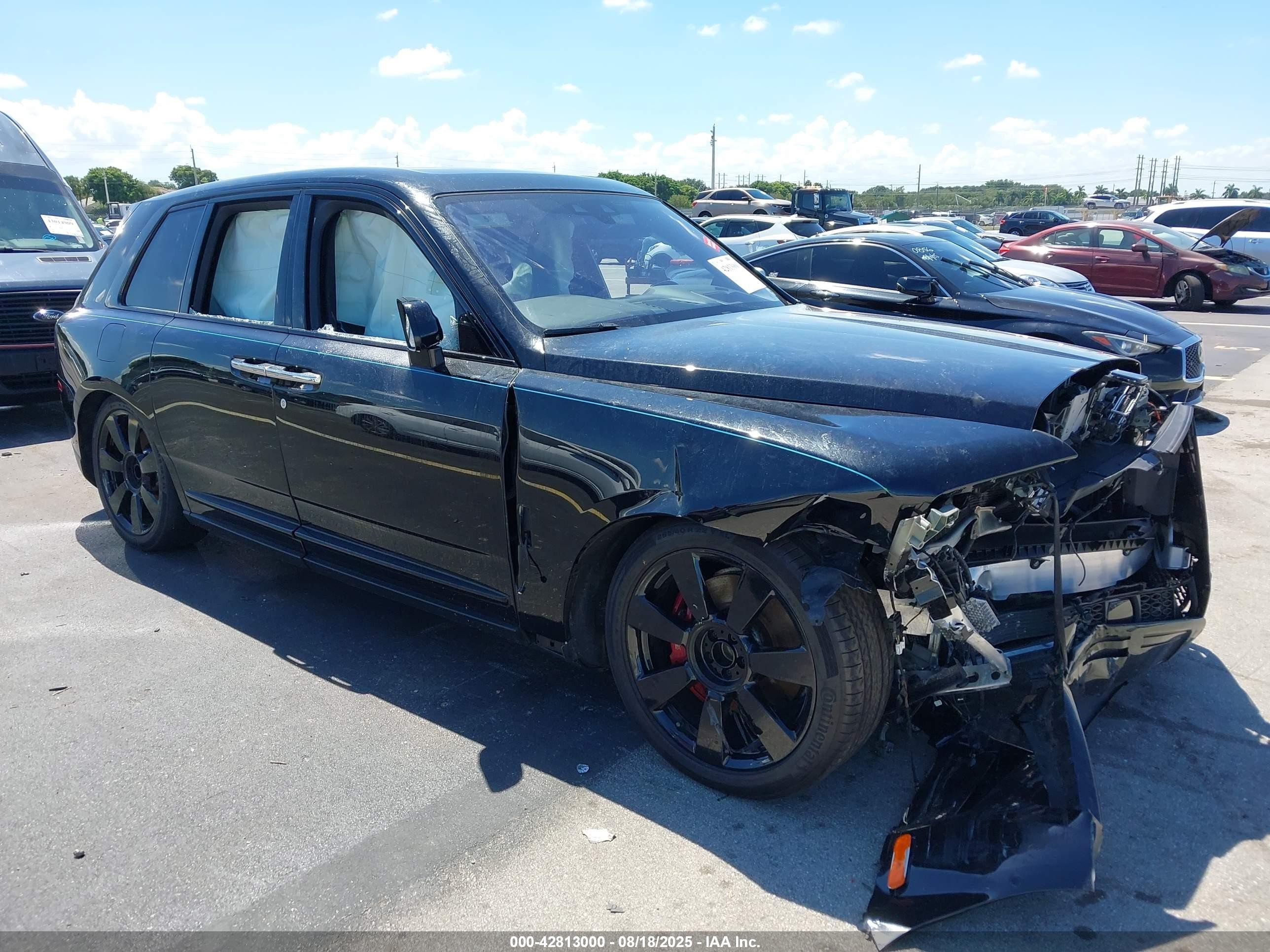 2022 Rolls-Royce Cullinan Black Badge, VIN SLATV8C09NU210340 — Front end