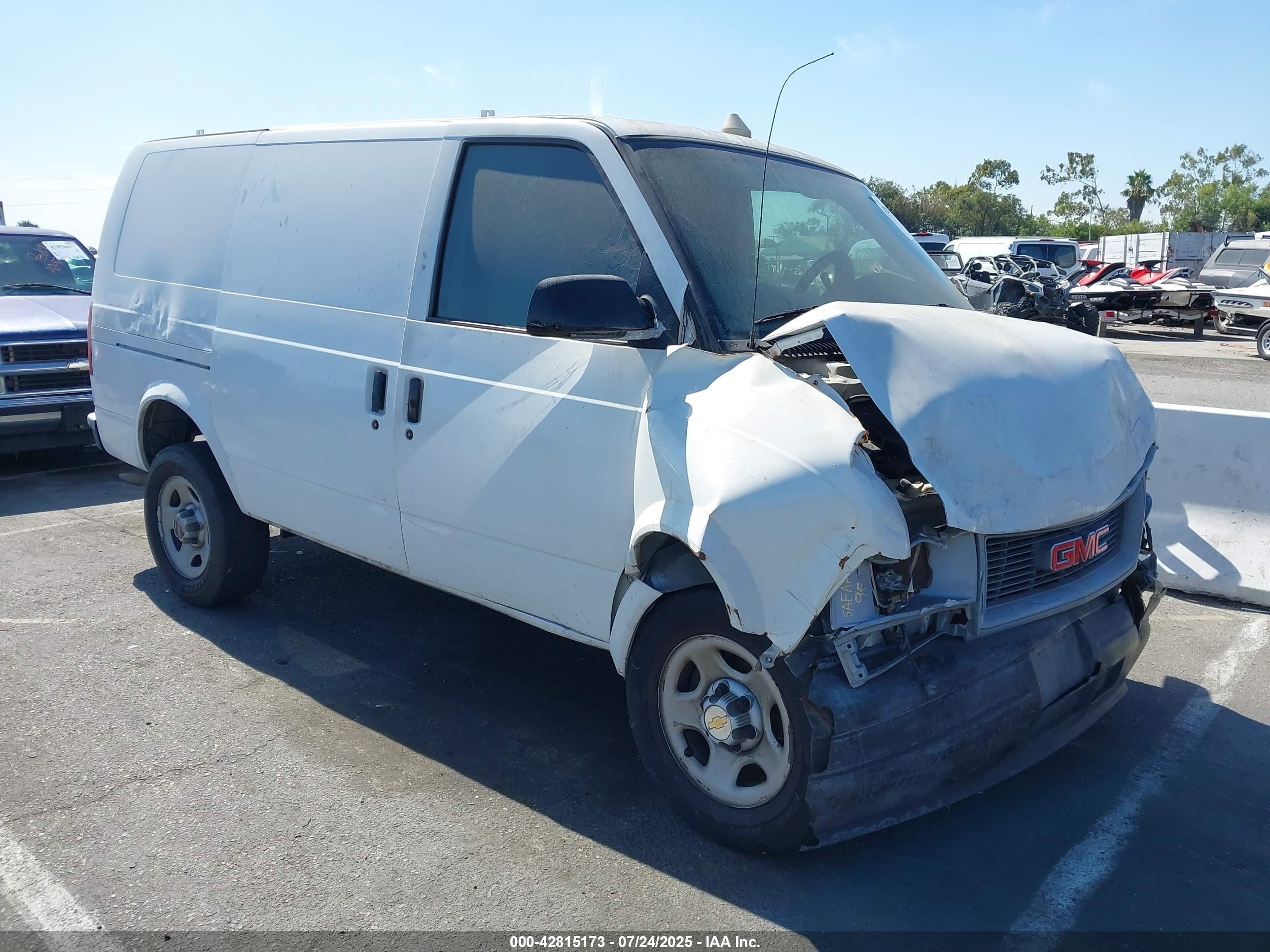 2004 GMC Safari Cargo, VIN 1GTDM19X24B505270 — Front end