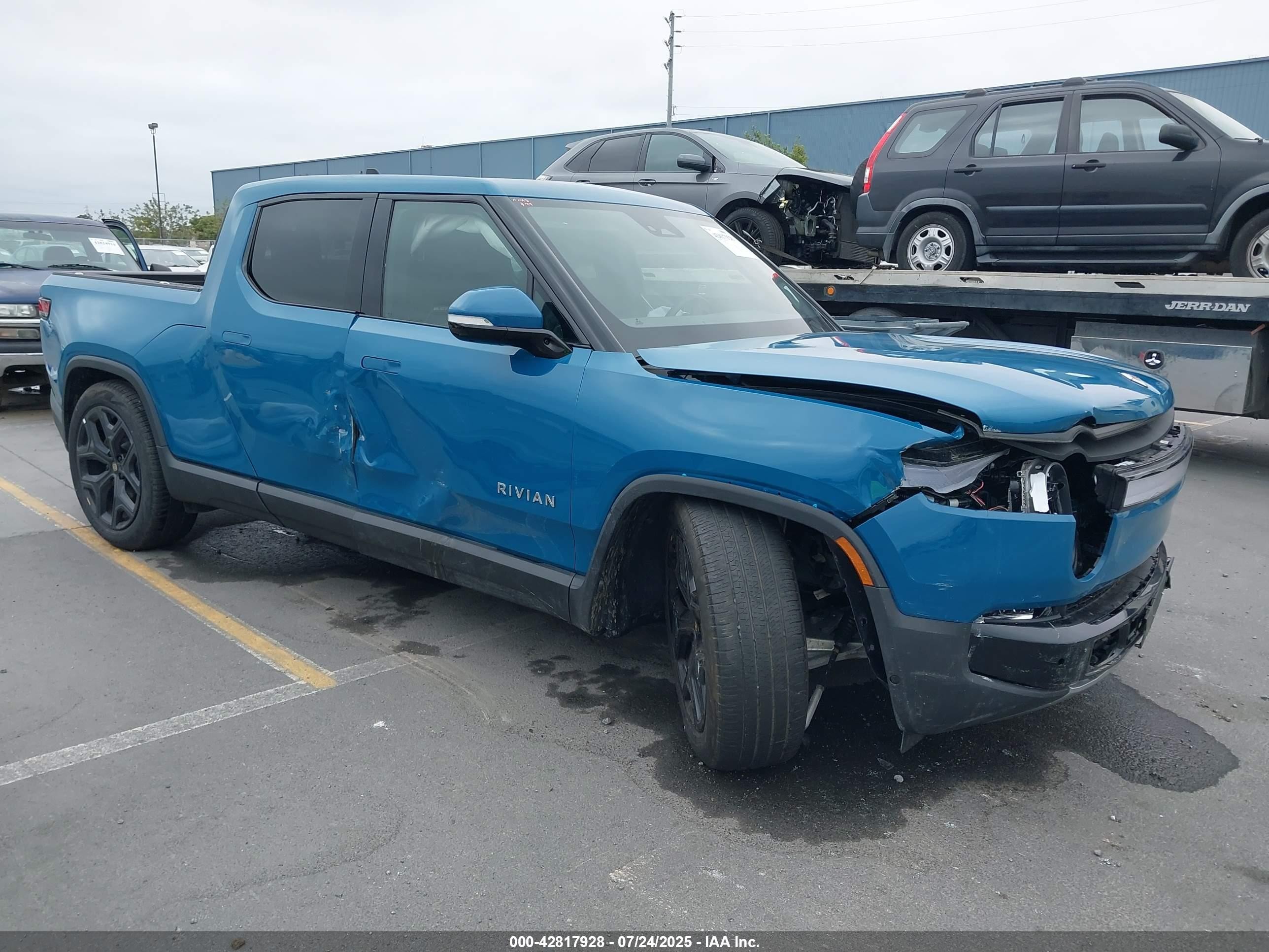 2024 Rivian R1T Adventure, VIN 7FCTGCAA3RN030878 — Перед