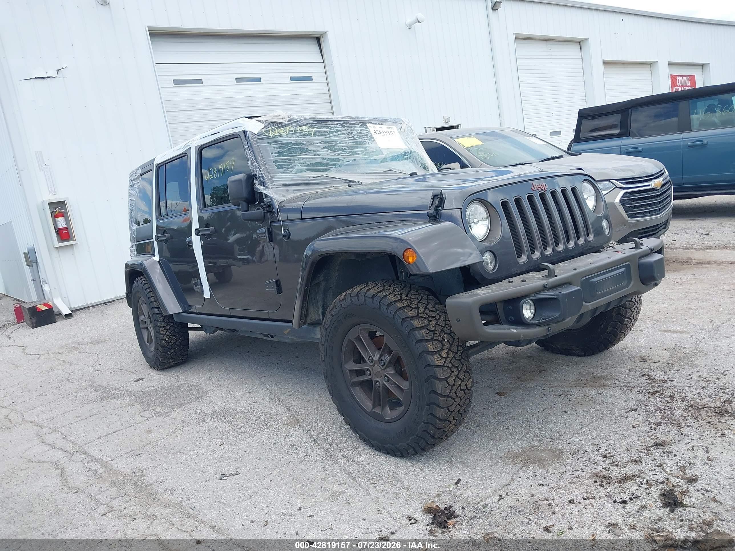 2016 Jeep Wrangler Unlimited Sahara, VIN 1C4BJWEG7GL322433 — Бок