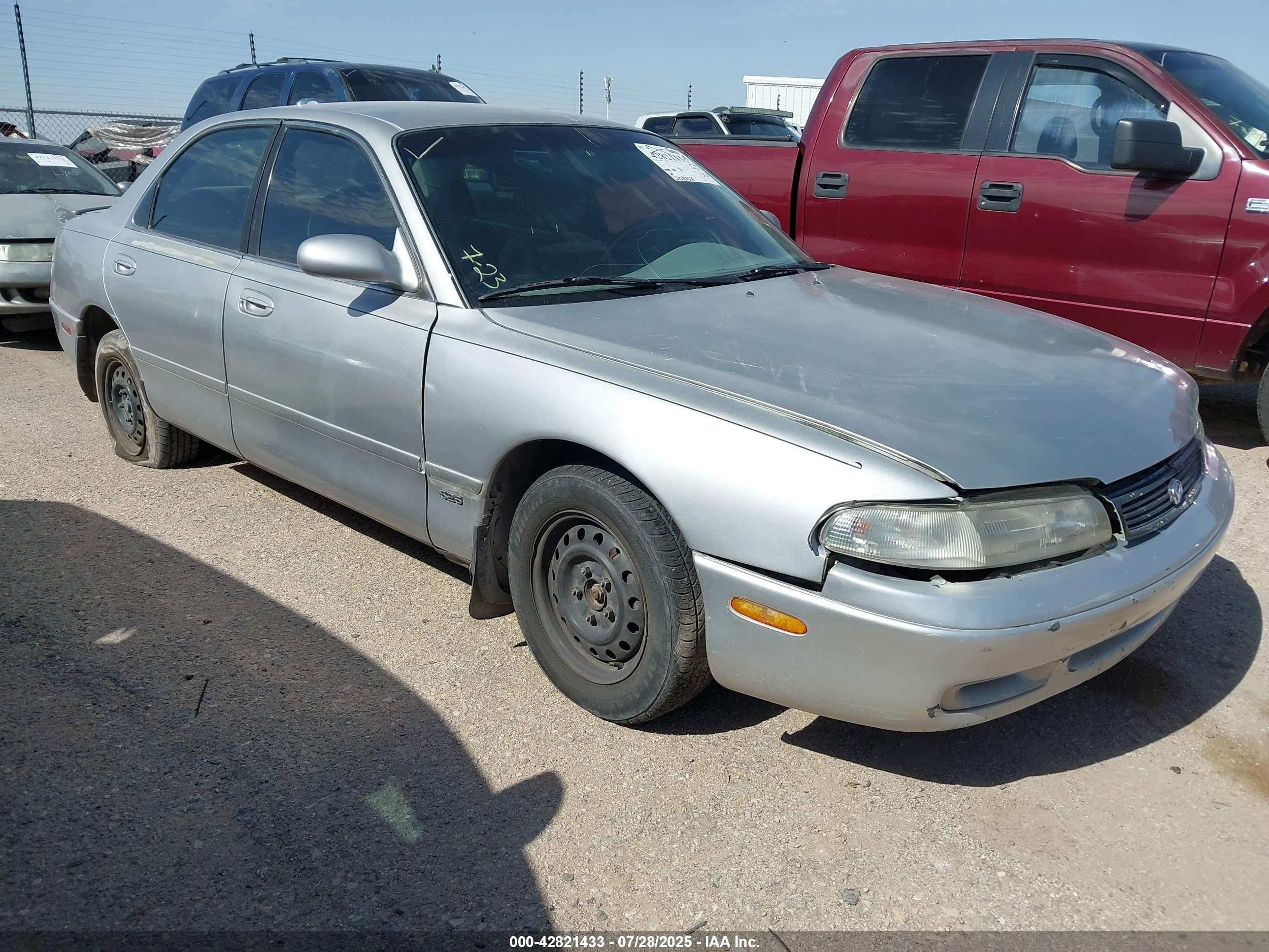 1995 Mazda 626 DX, VIN 1YVGE22C2S5375147 — Перед