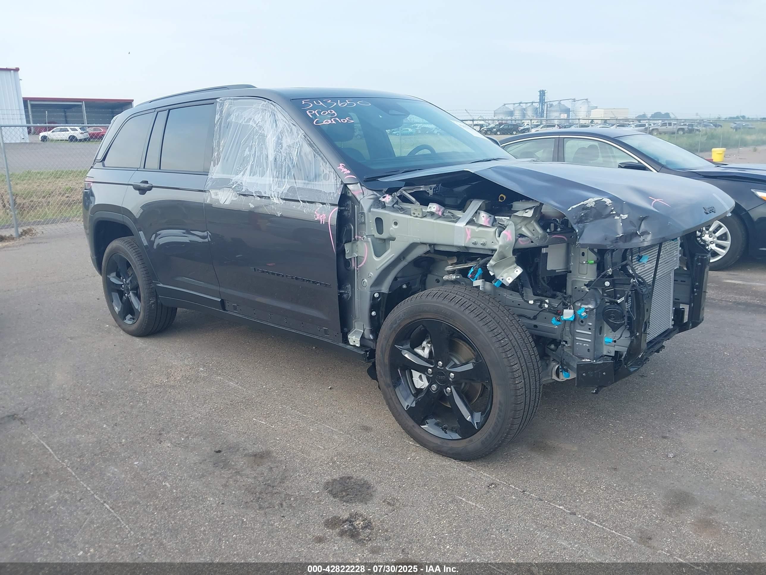 2025 Jeep Grand Cherokee Limited, VIN 1C4RJHBG4S8628547 — Front end