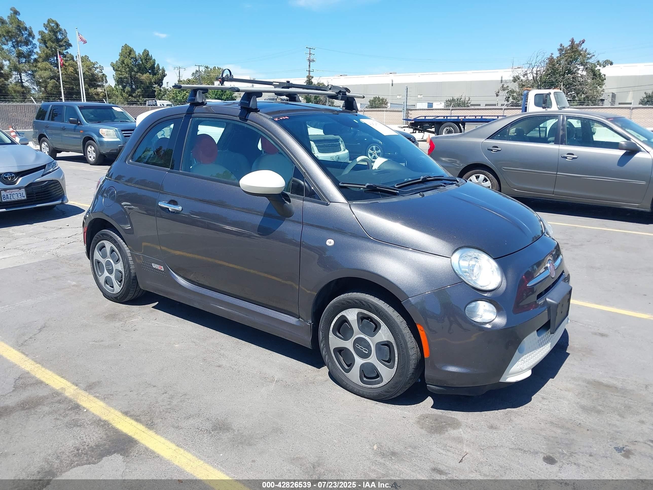 2015 FIAT 500e, VIN 3C3CFFGE0FT527231 — Side