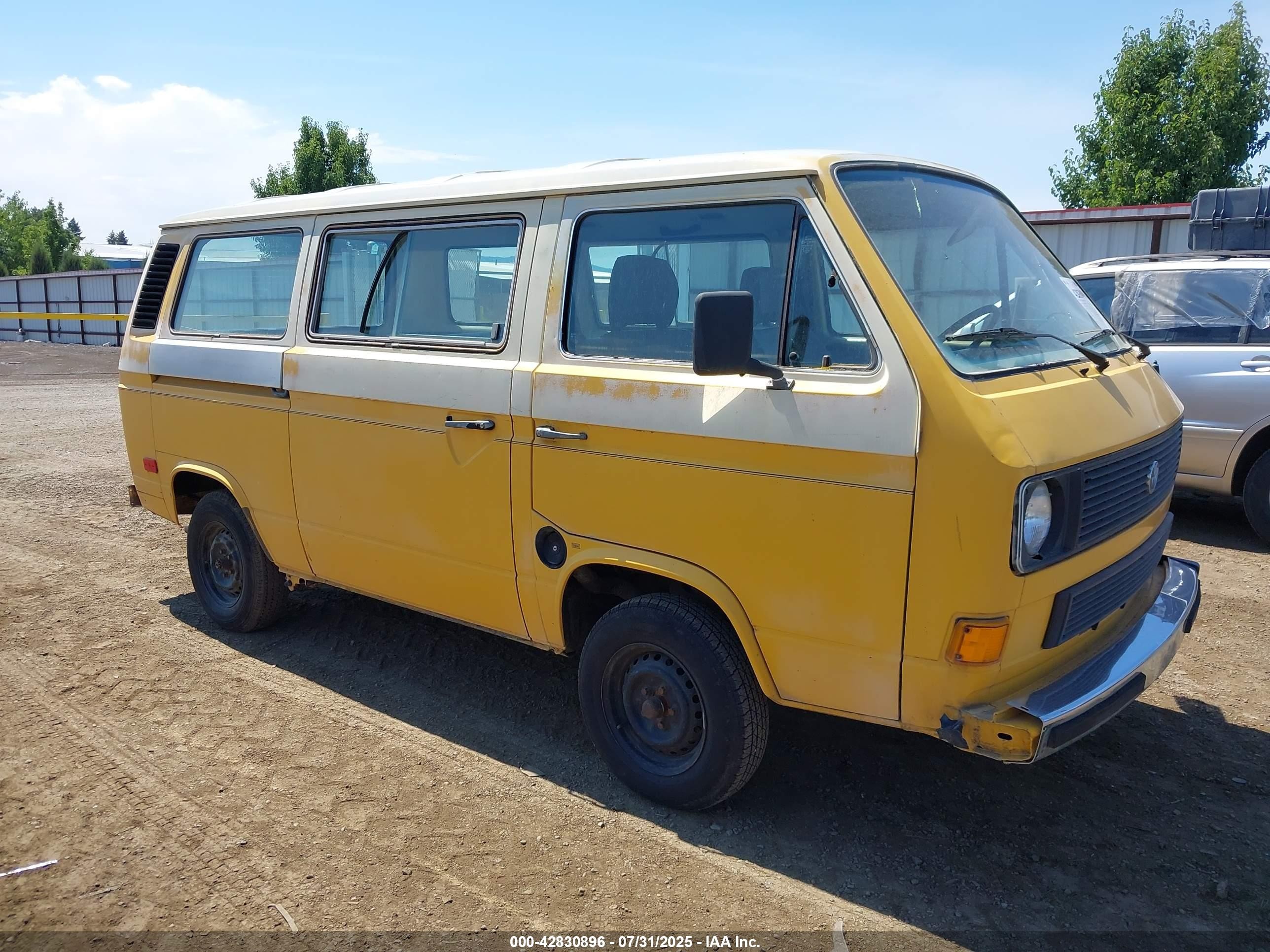 1982 Volkswagen Vanagon, VIN WV2YG0258CH085135 — Interior fire
