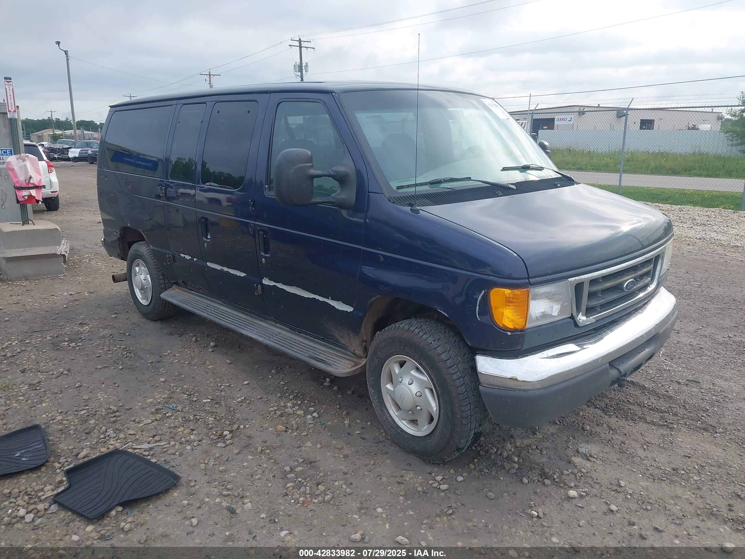 2006 Ford E-350, VIN 1FMNE31P96HB23256 — Зад