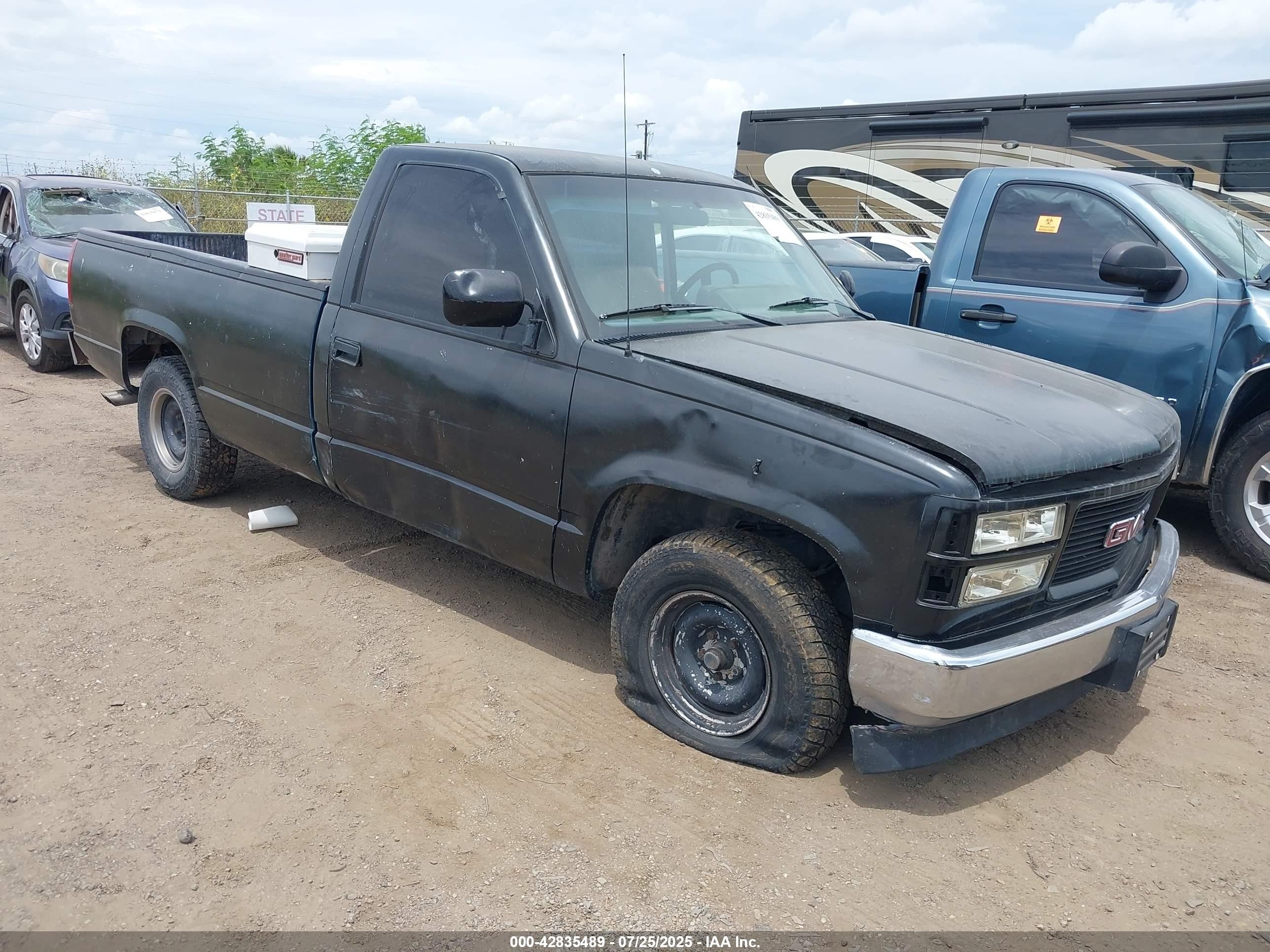 1992 GMC Sierra 1500, VIN 1GTDC14Z4NZ514072 — Side