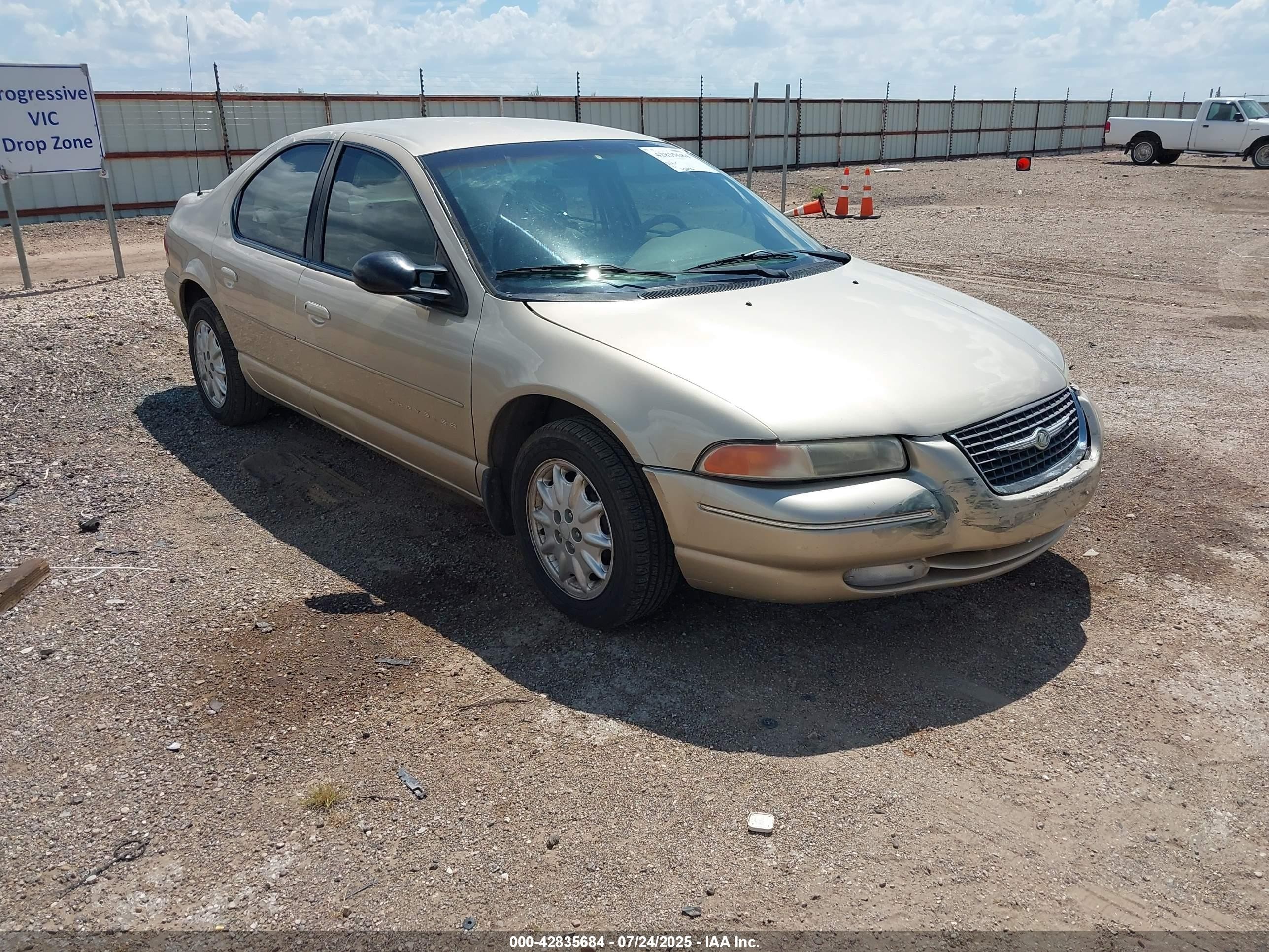 2000 Chrysler Cirrus LXi, VIN 1C3EJ56H8YN108981 — Front end