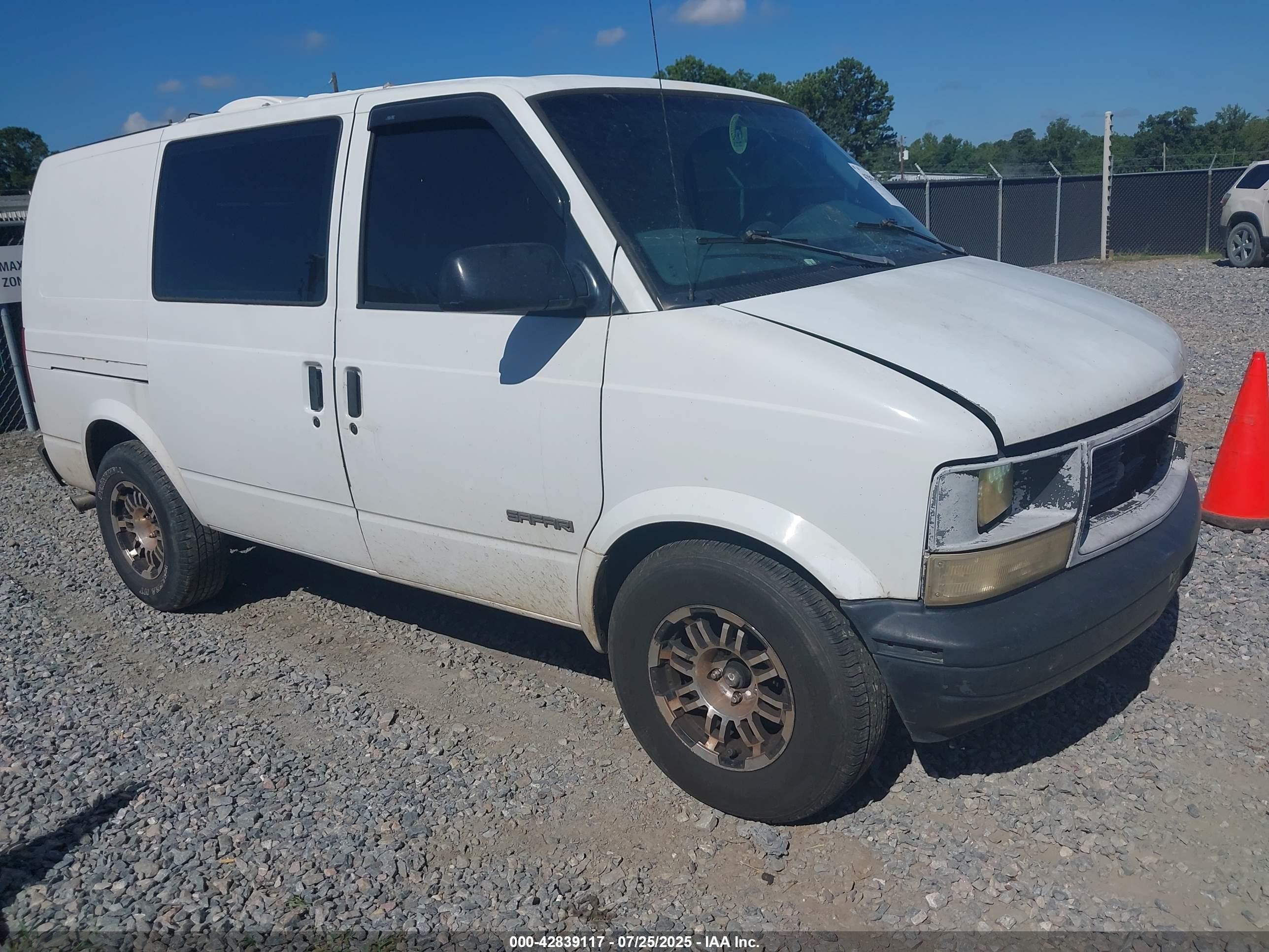 1998 GMC Safari Cargo, VIN 1GTDM19W7WB530112 — Front end