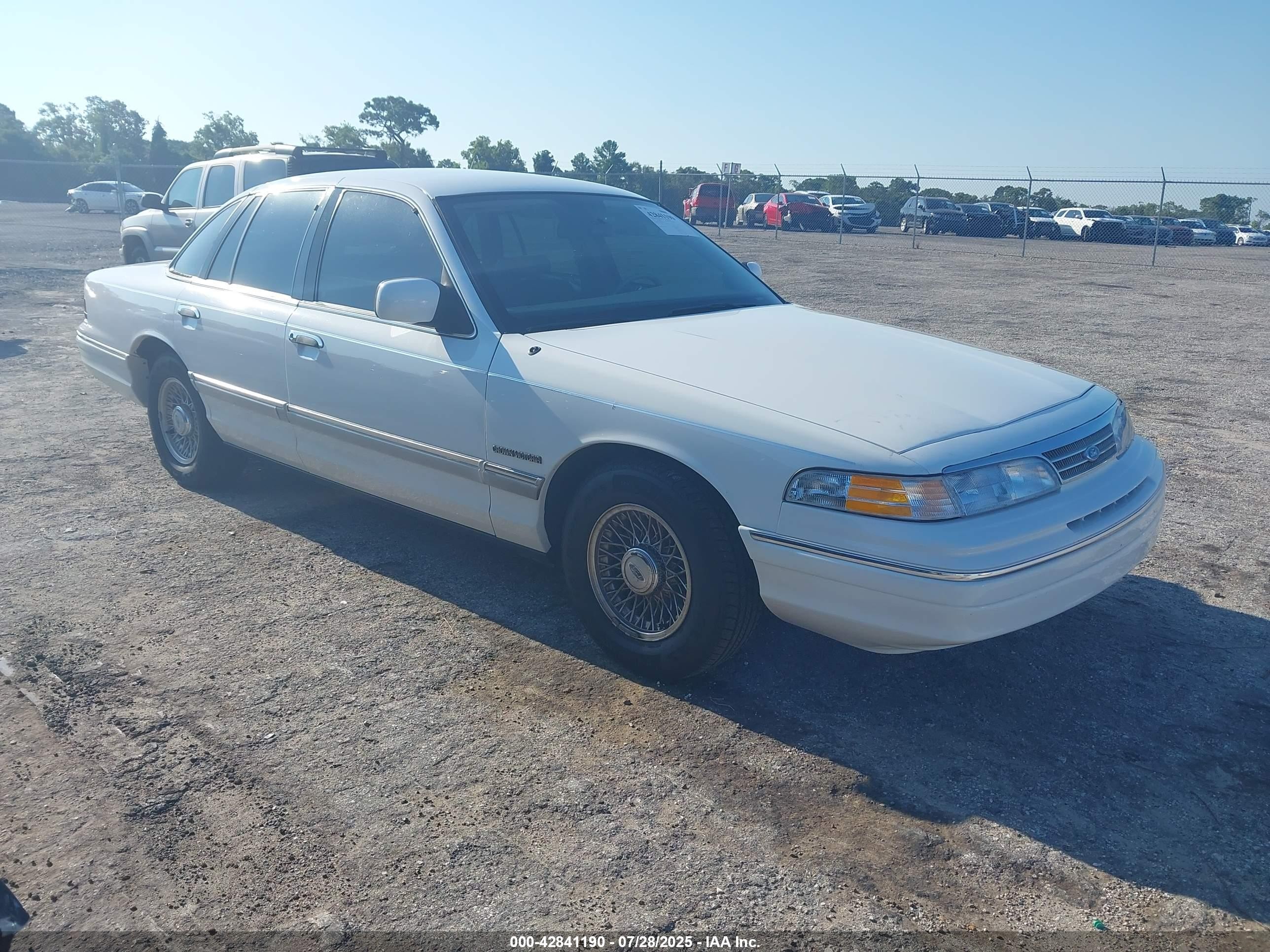 1993 Ford Crown Victoria LX, VIN 2FALP74W0PX149381 — Normal wear