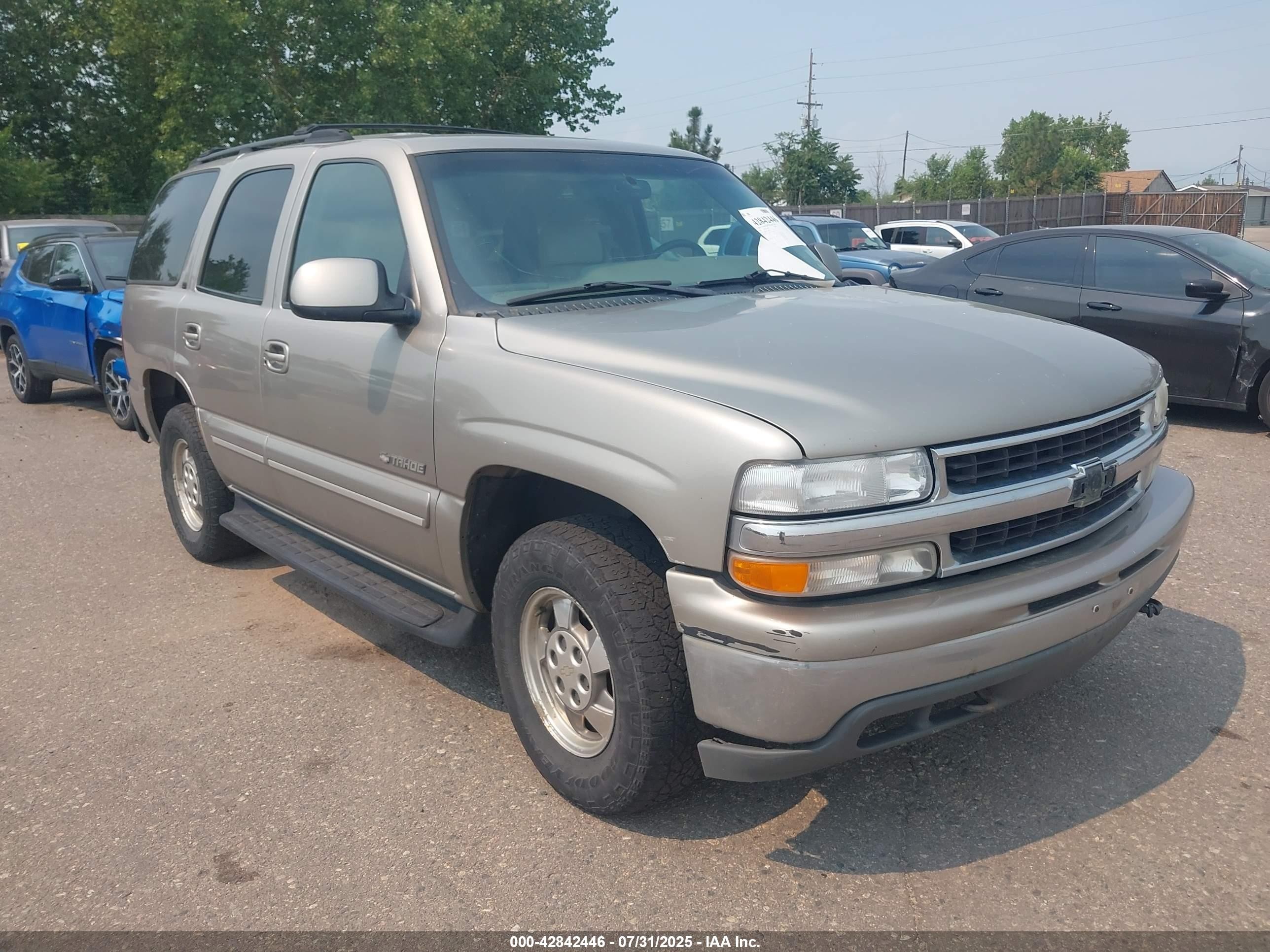 2000 Chevrolet Tahoe LS, VIN 1GNEK13T9YJ182631 — Front end