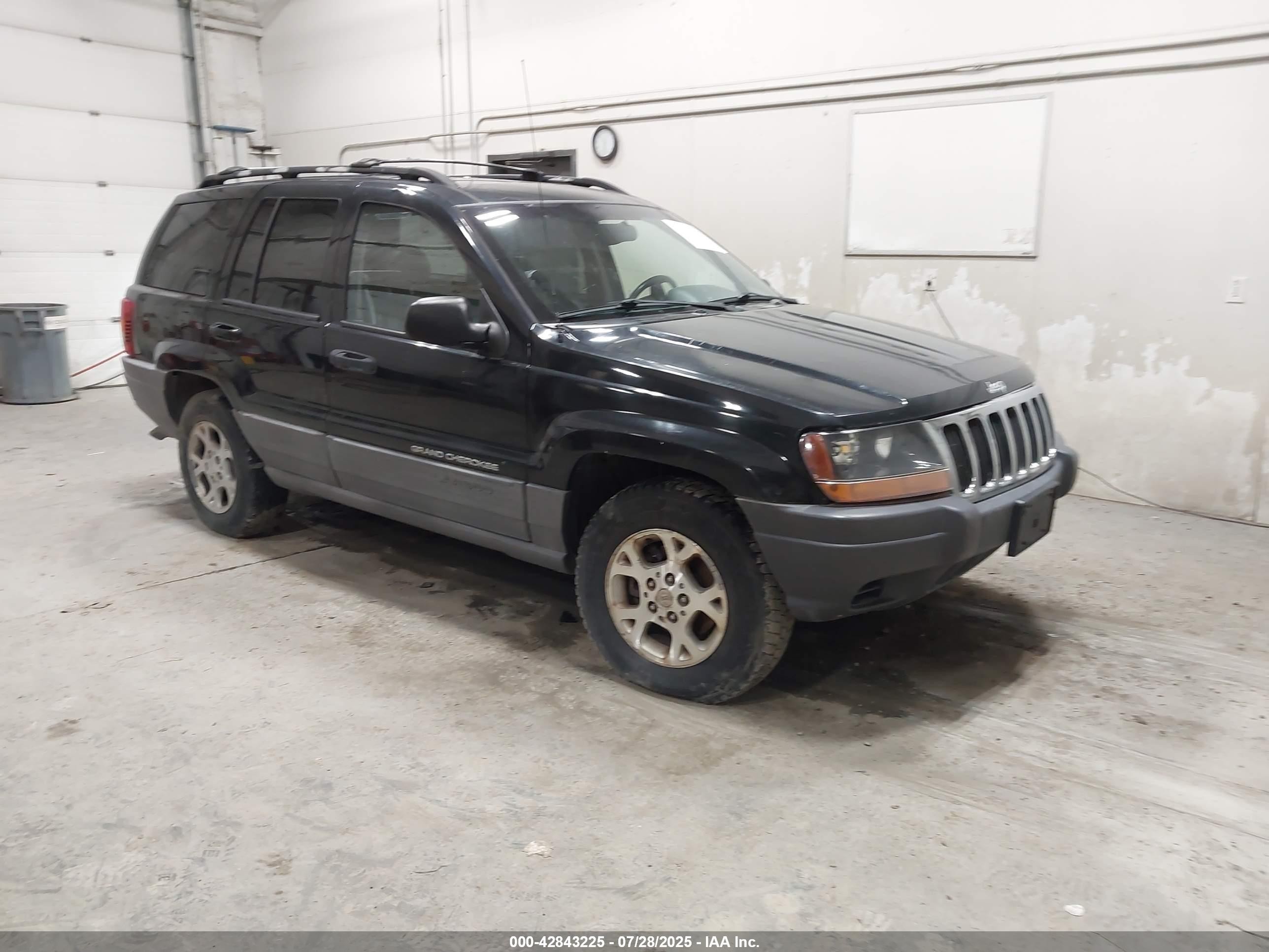 1999 Jeep Grand Cherokee Laredo, VIN 1J4GW58N0XC760183 — Side