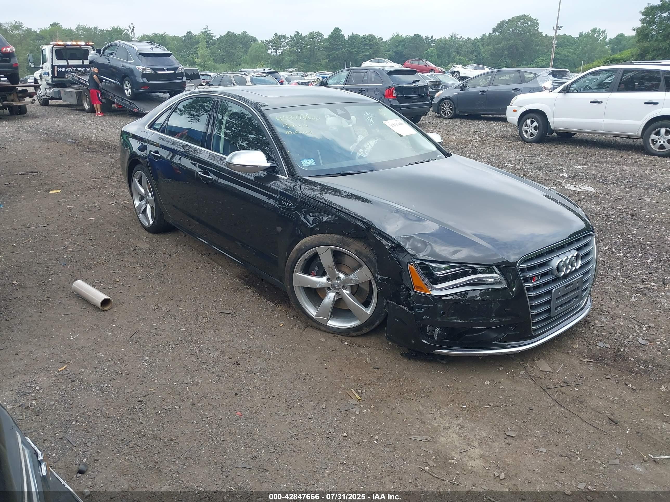 2013 Audi S8, VIN WAUD2AFD9DN033113 — Front end