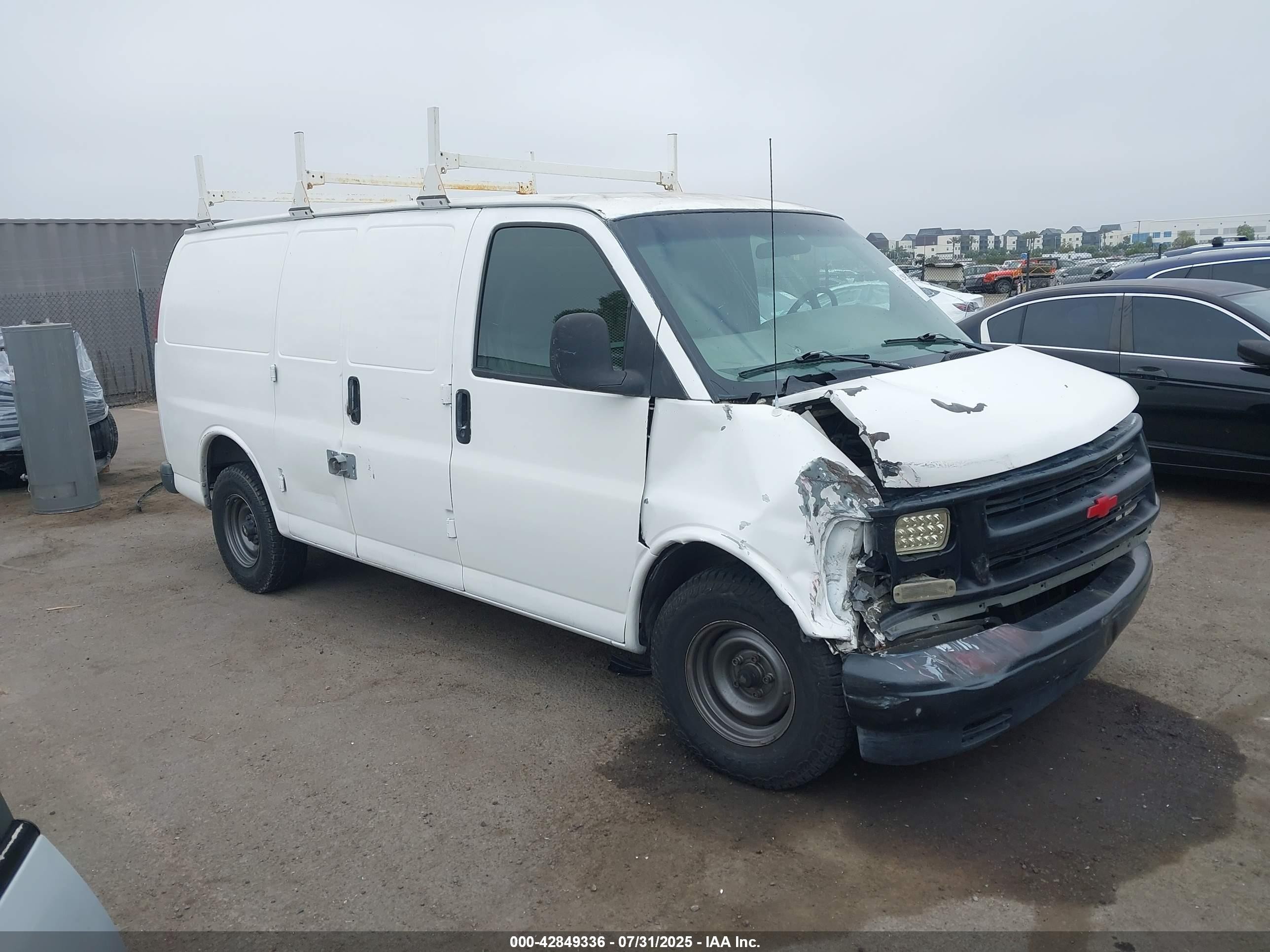 2000 Chevrolet Express, VIN 1GCFG15M2Y1258520 — Front end