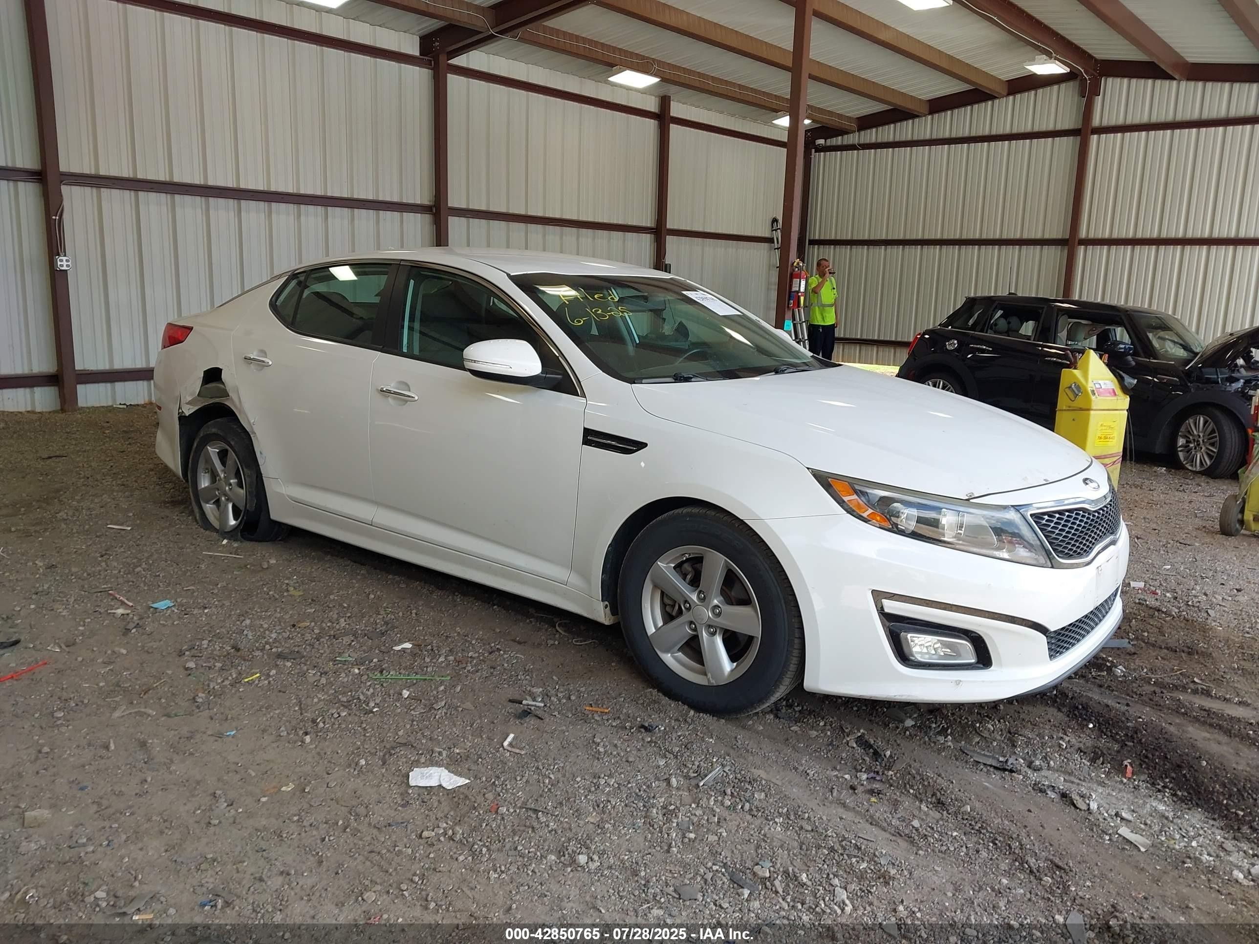 2015 Kia Optima LX, VIN 5XXGM4A75FG445878 — Rear end