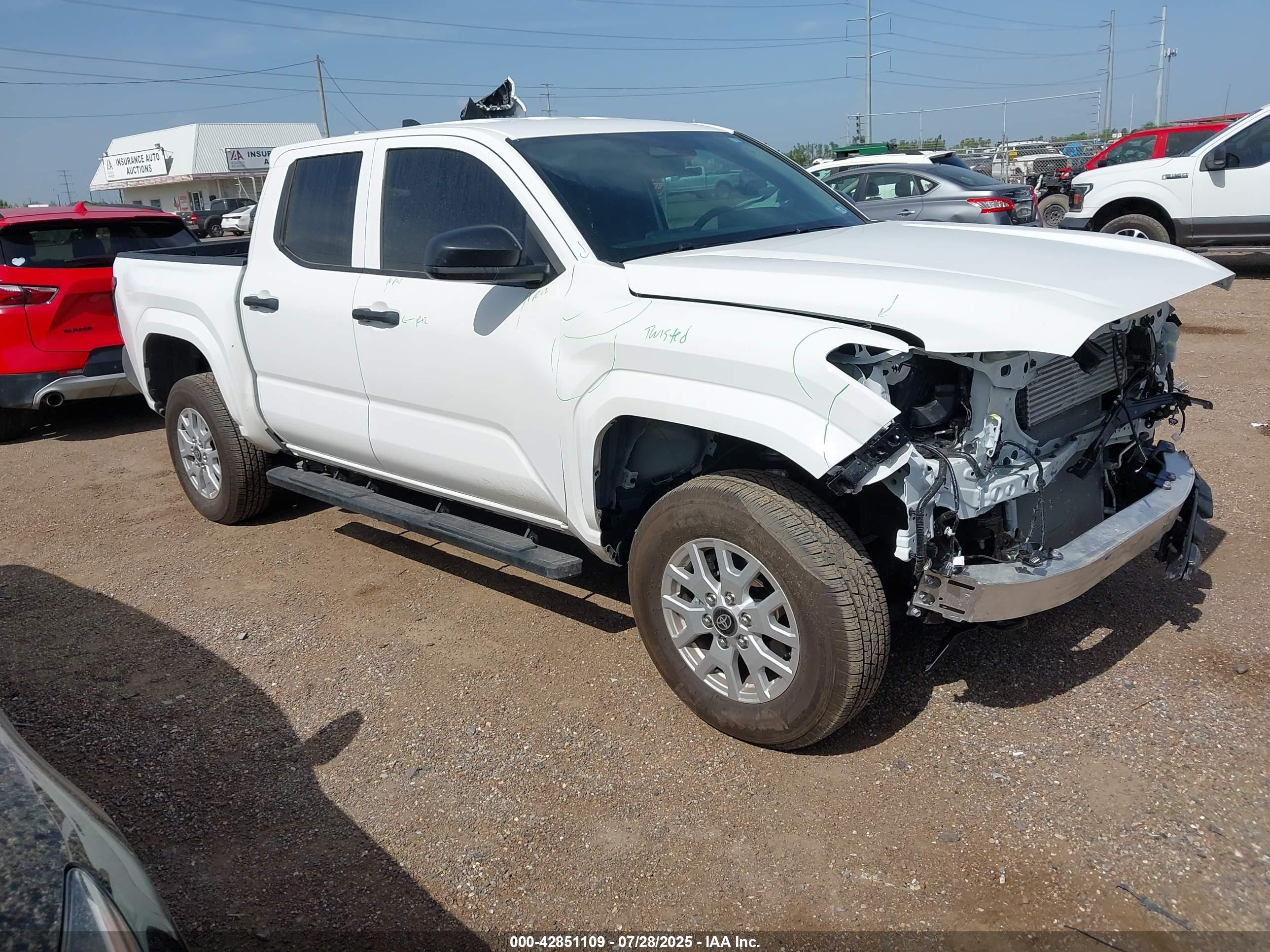 2025 Toyota Tacoma SR, VIN 3TYKD5HN6ST020185 — Перед