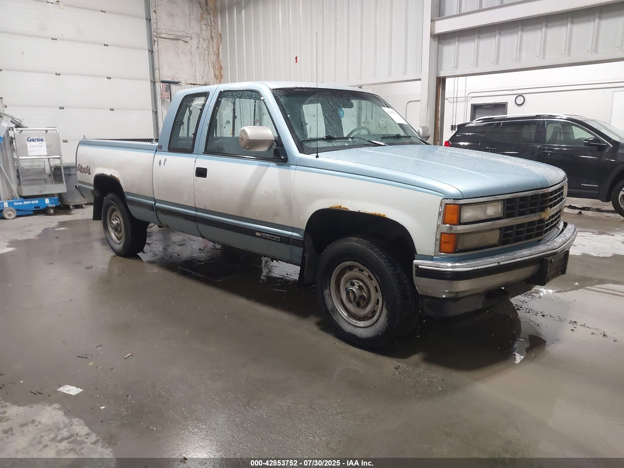 1990 Chevrolet K2500, VIN 2GCFK29Z3L1244400 — Rear end
