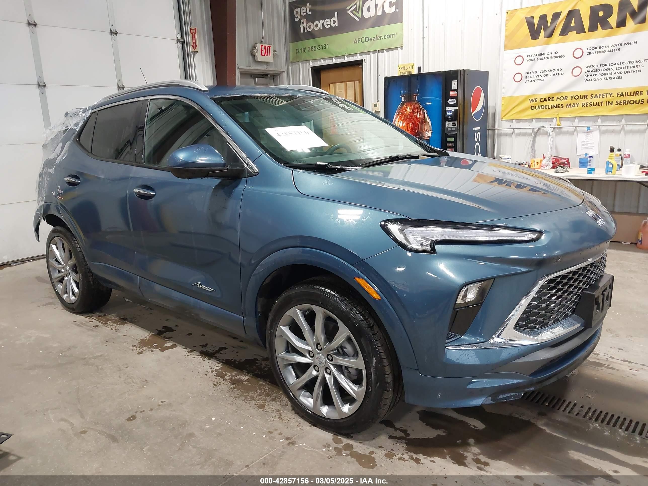 2025 Buick Encore GX Avenir, VIN KL4AMGSL2SB033057 — Зад