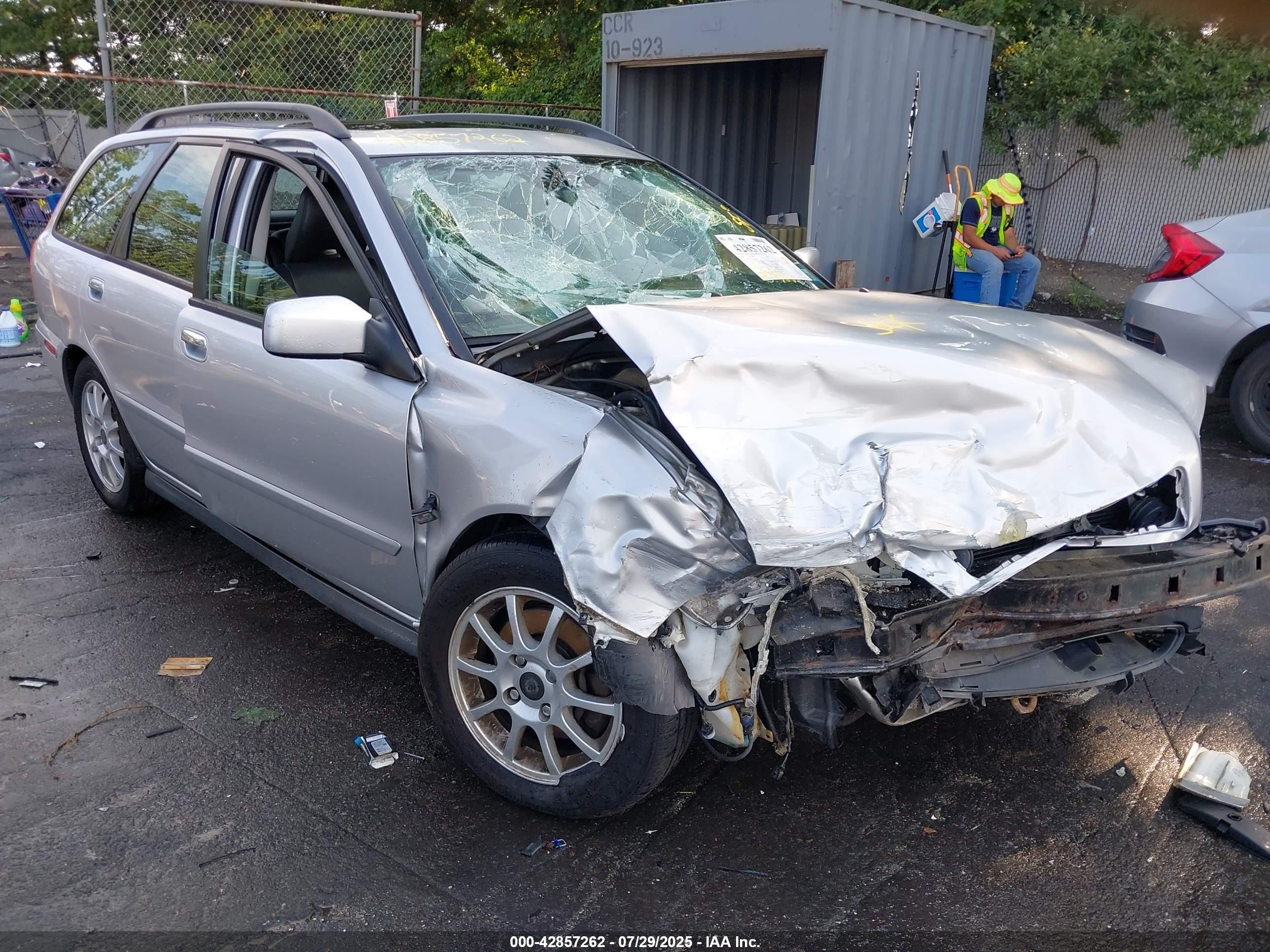 2003 Volvo V40, VIN YV1VW275X3F005607 — Перед