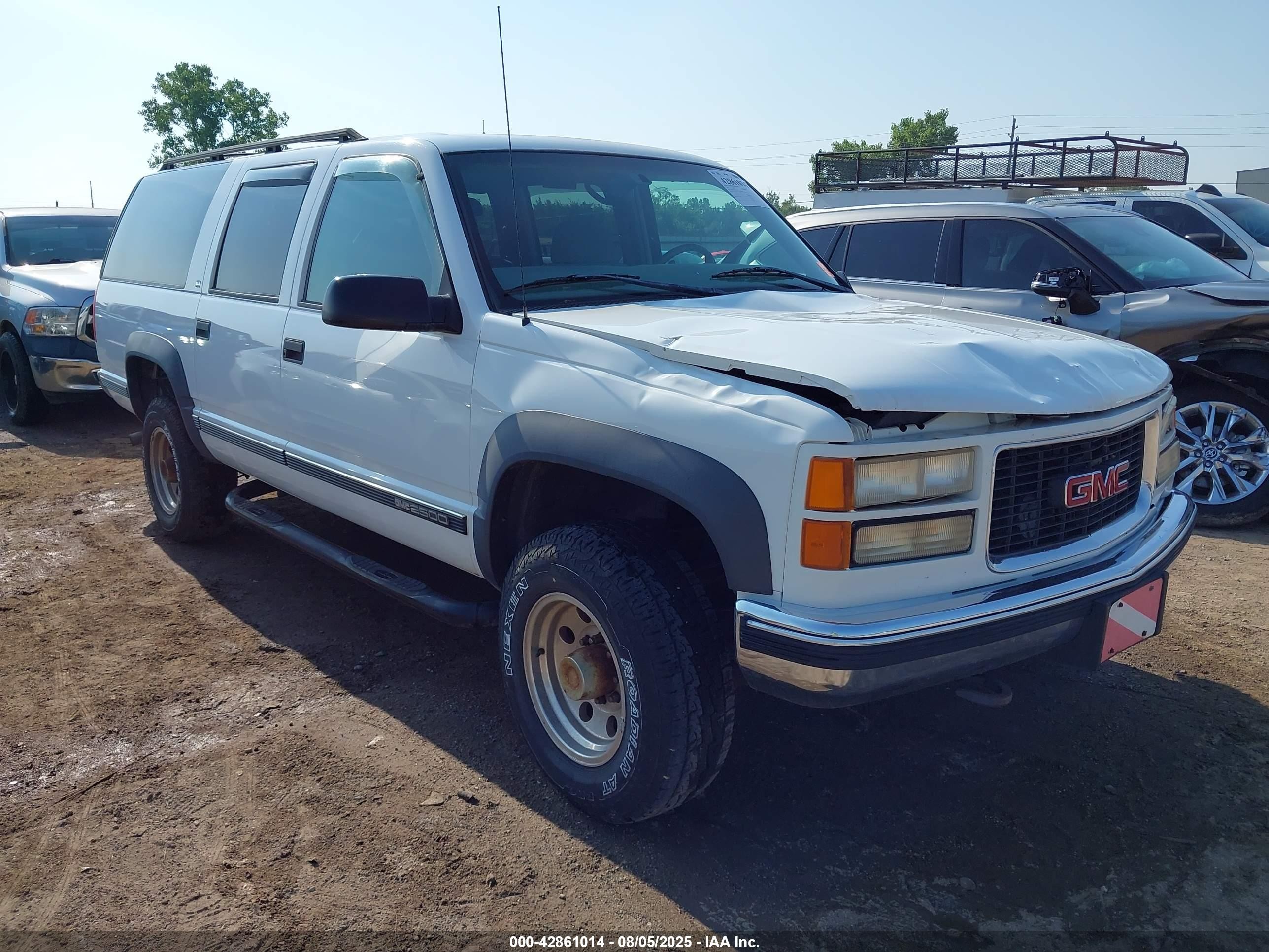 1998 GMC Suburban, VIN 3GKGK26J9WG501997 — Front end