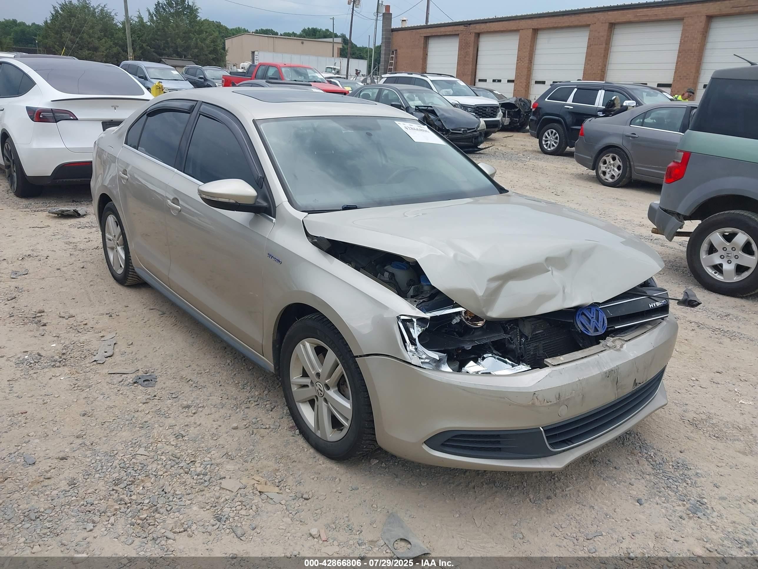 2013 Volkswagen Jetta Hybrid, VIN 3VW637AJ1DM309414 — Frame damage