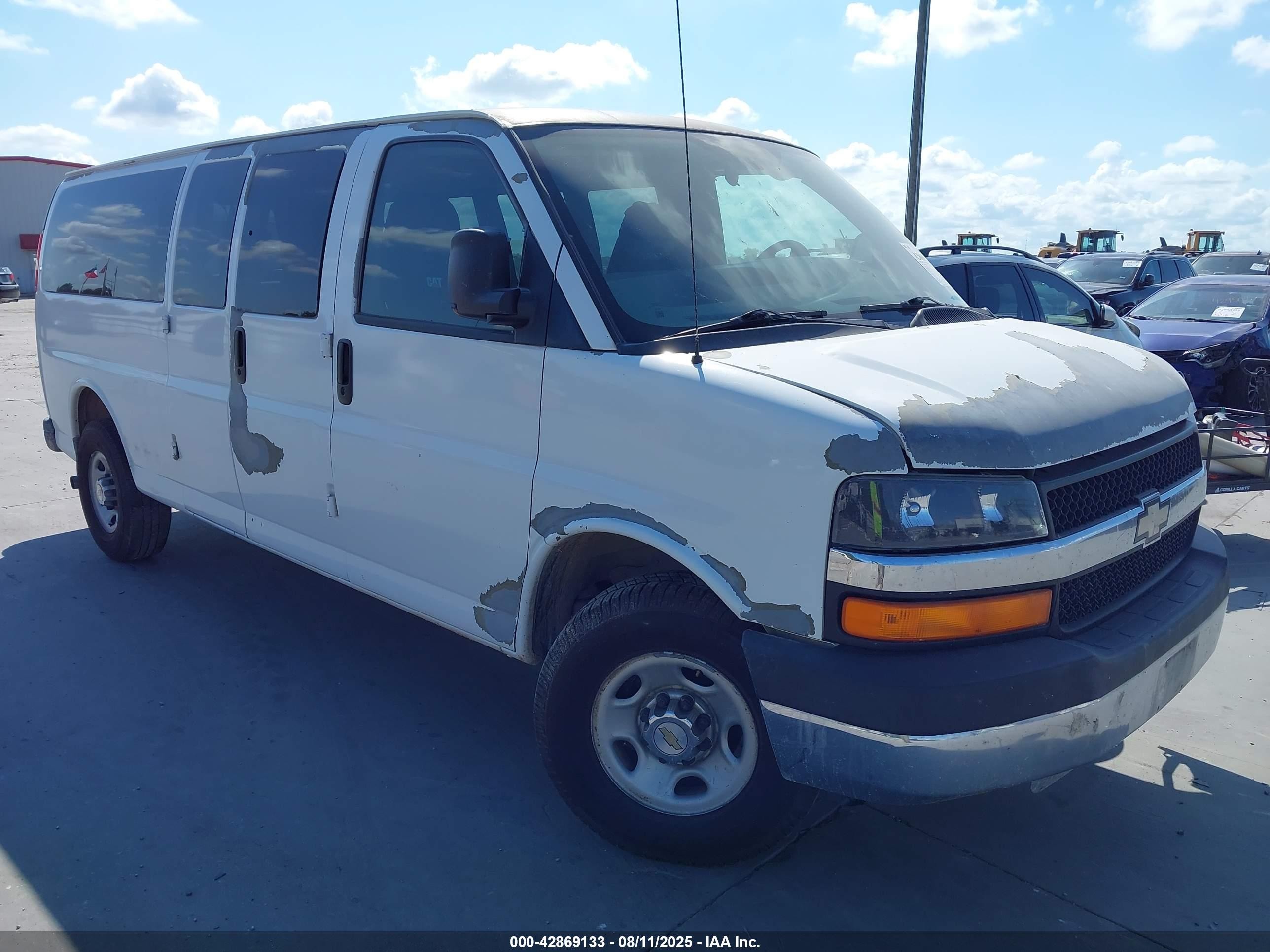 2008 Chevrolet Express Passenger, VIN 1GAHG39K281180455 — Side
